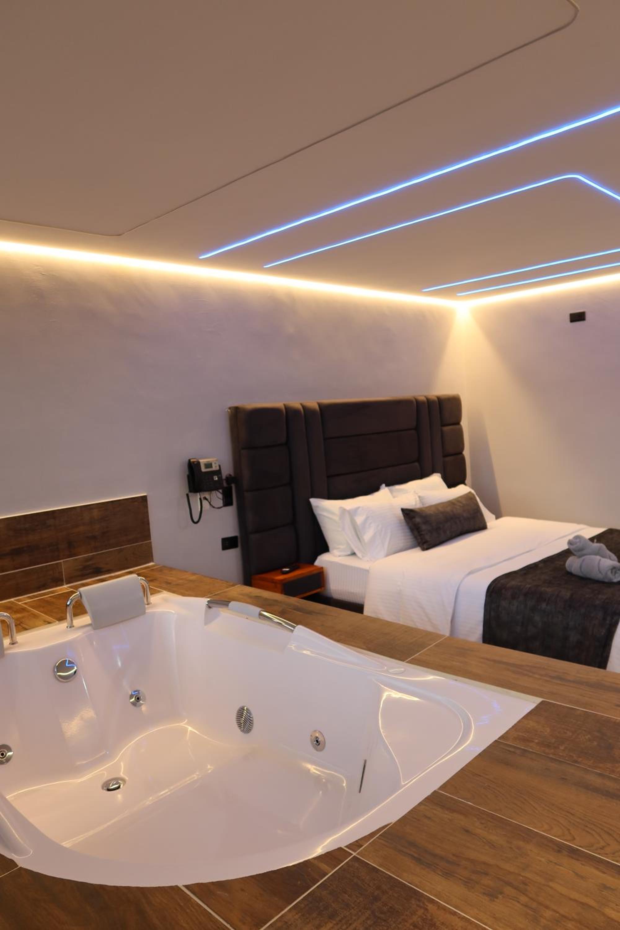Deluxe Suite With Spa Bath photo 2