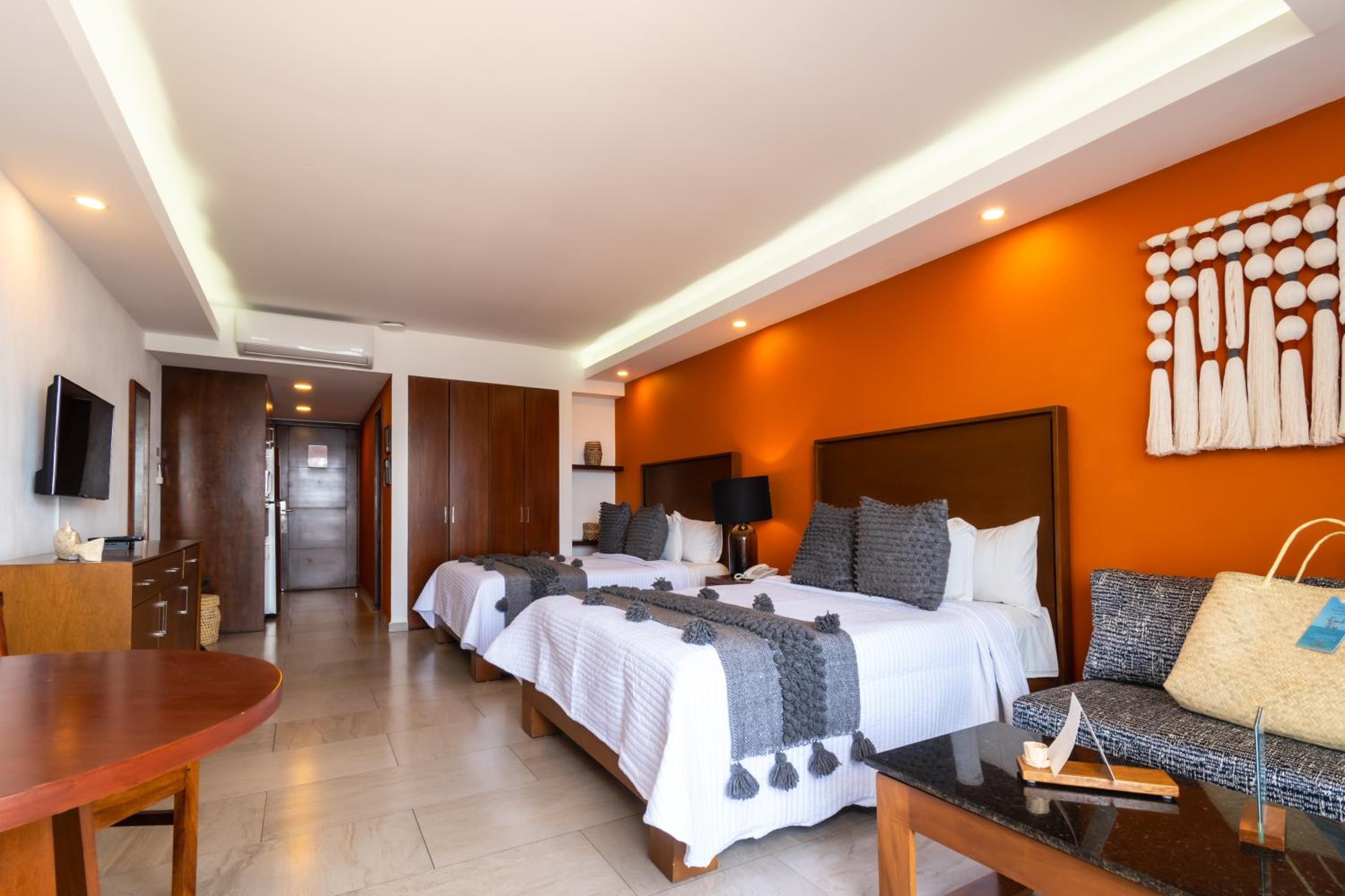 Premium Double Queen Oceanfront Suite - Photo 1