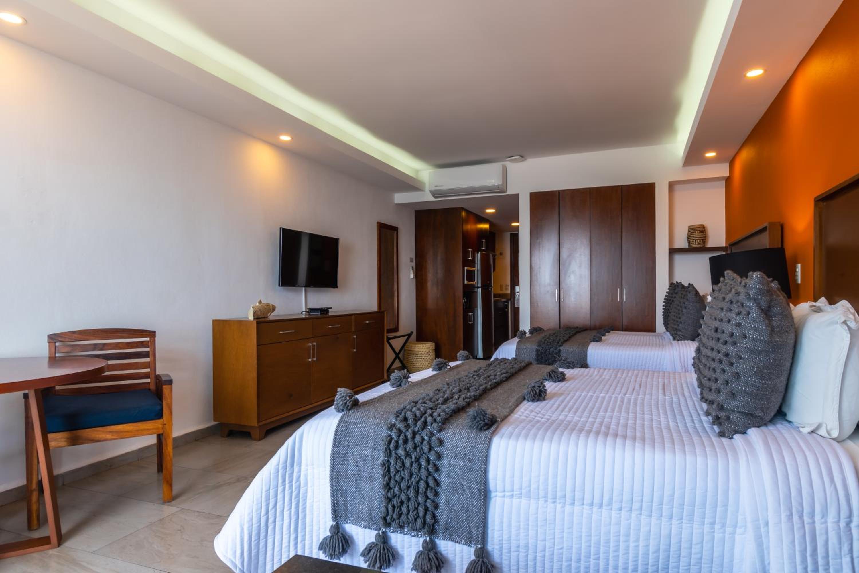 Premium Double Queen Oceanfront Suite - Photo 5