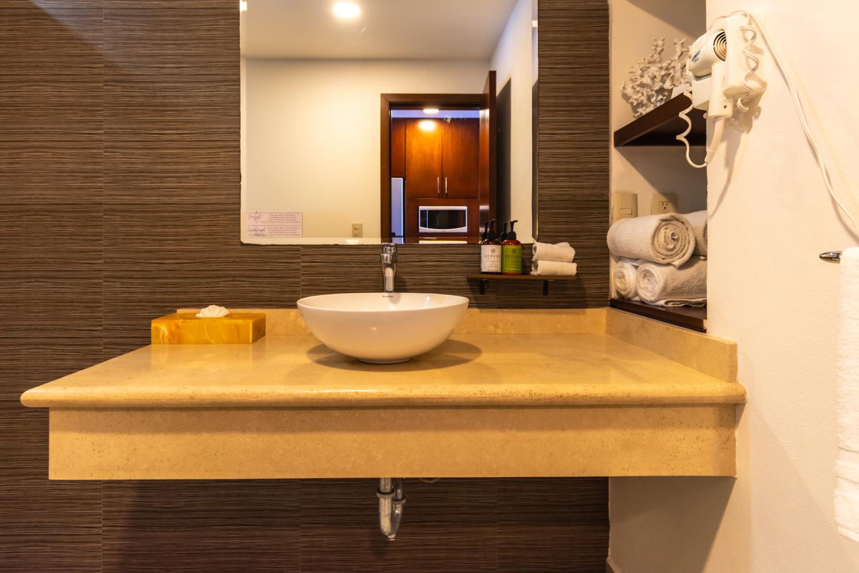 Premium Double Queen Oceanfront Suite - Photo 3