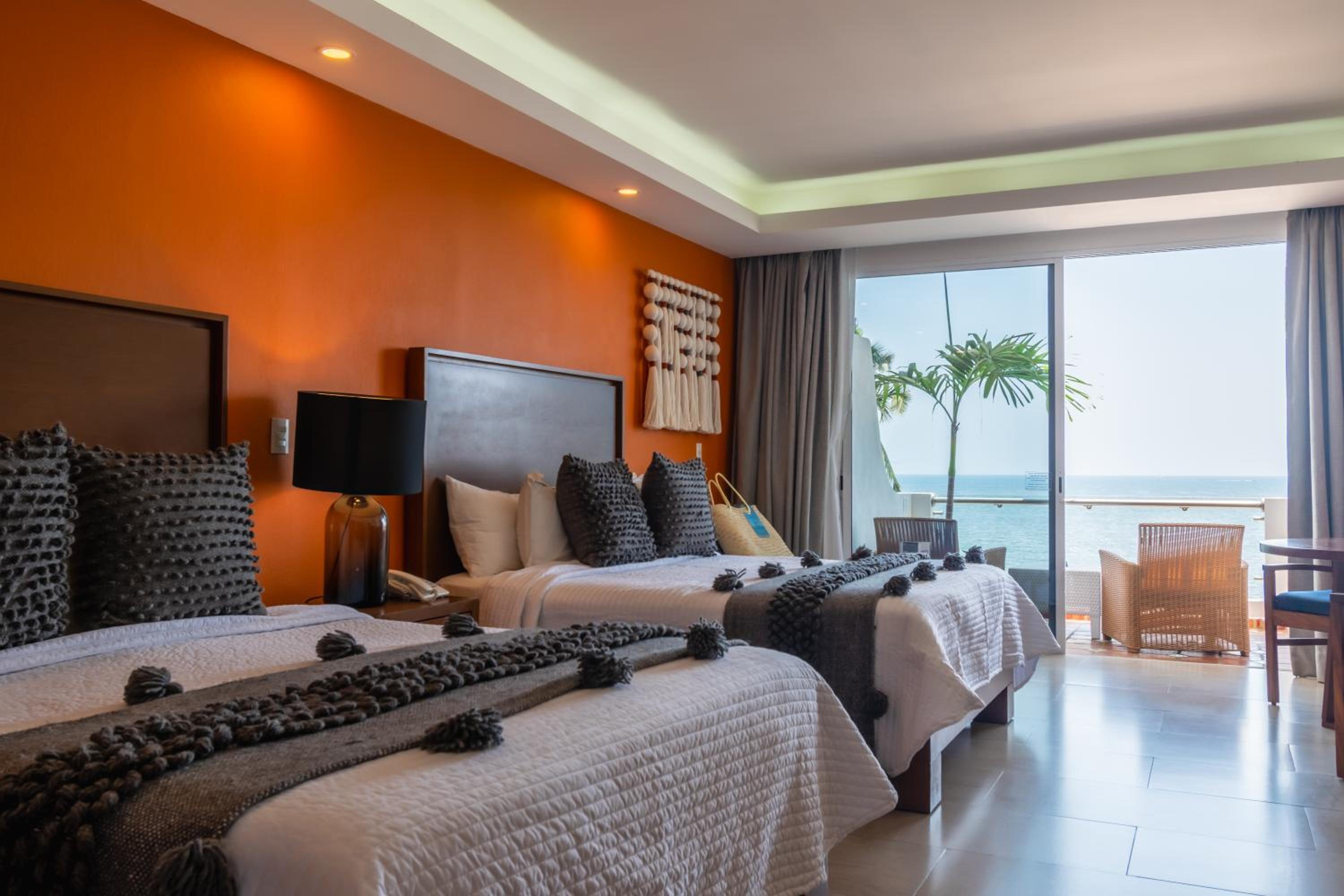 Premium Double Queen Oceanfront Suite - Photo 6