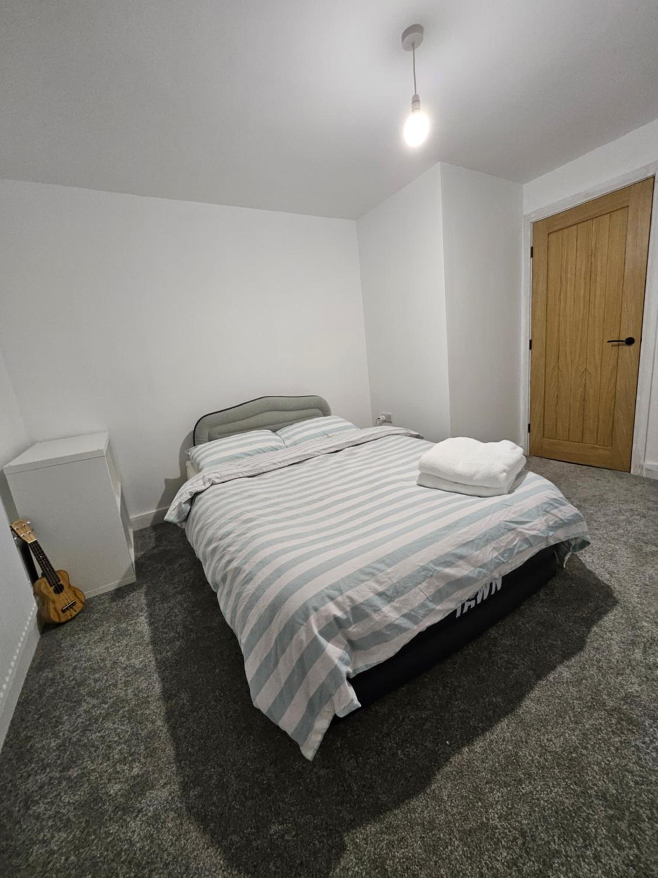Five-Bedroom House photo 3