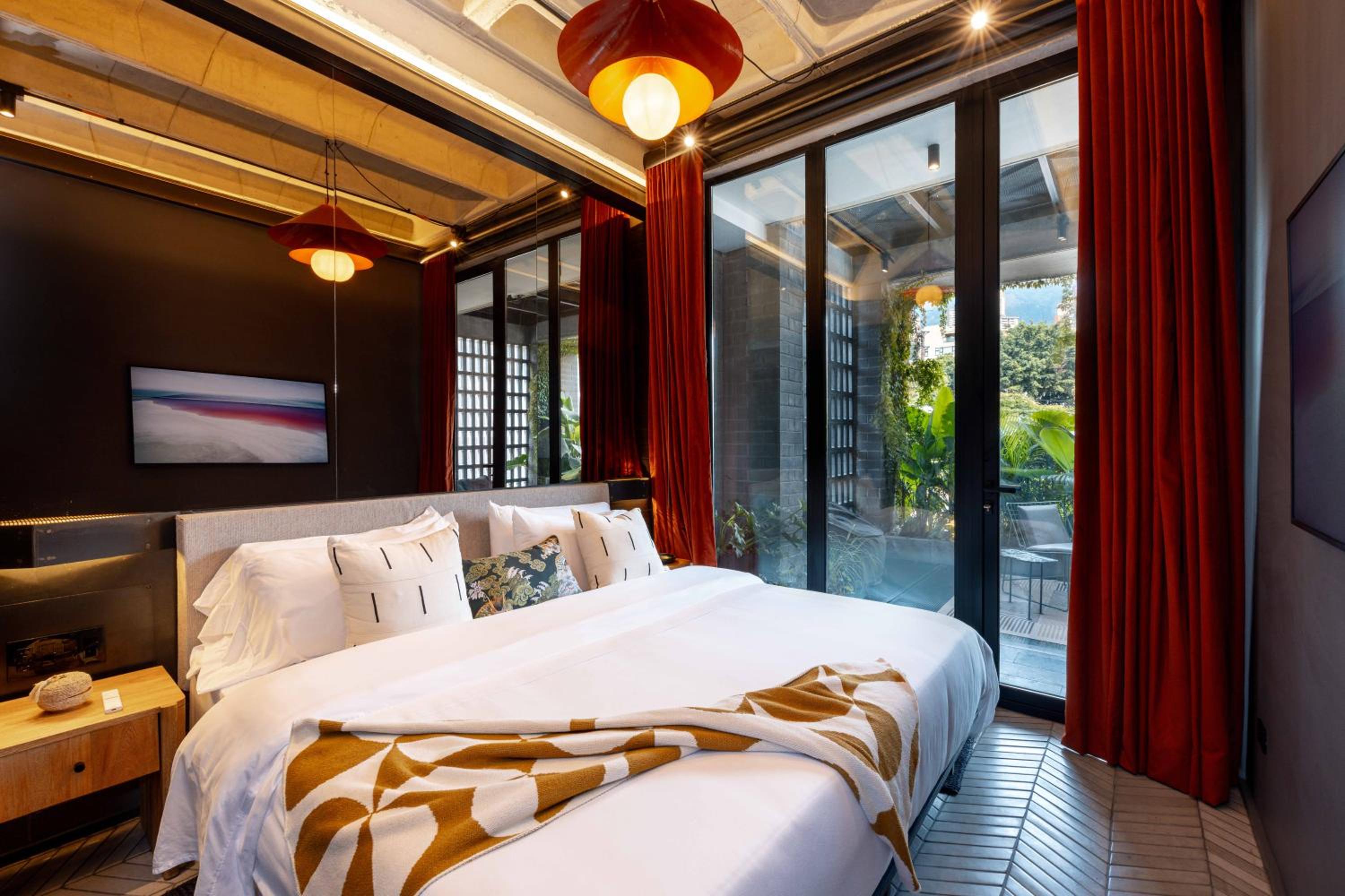 Two-bedroom apartment with balcony and spa bath