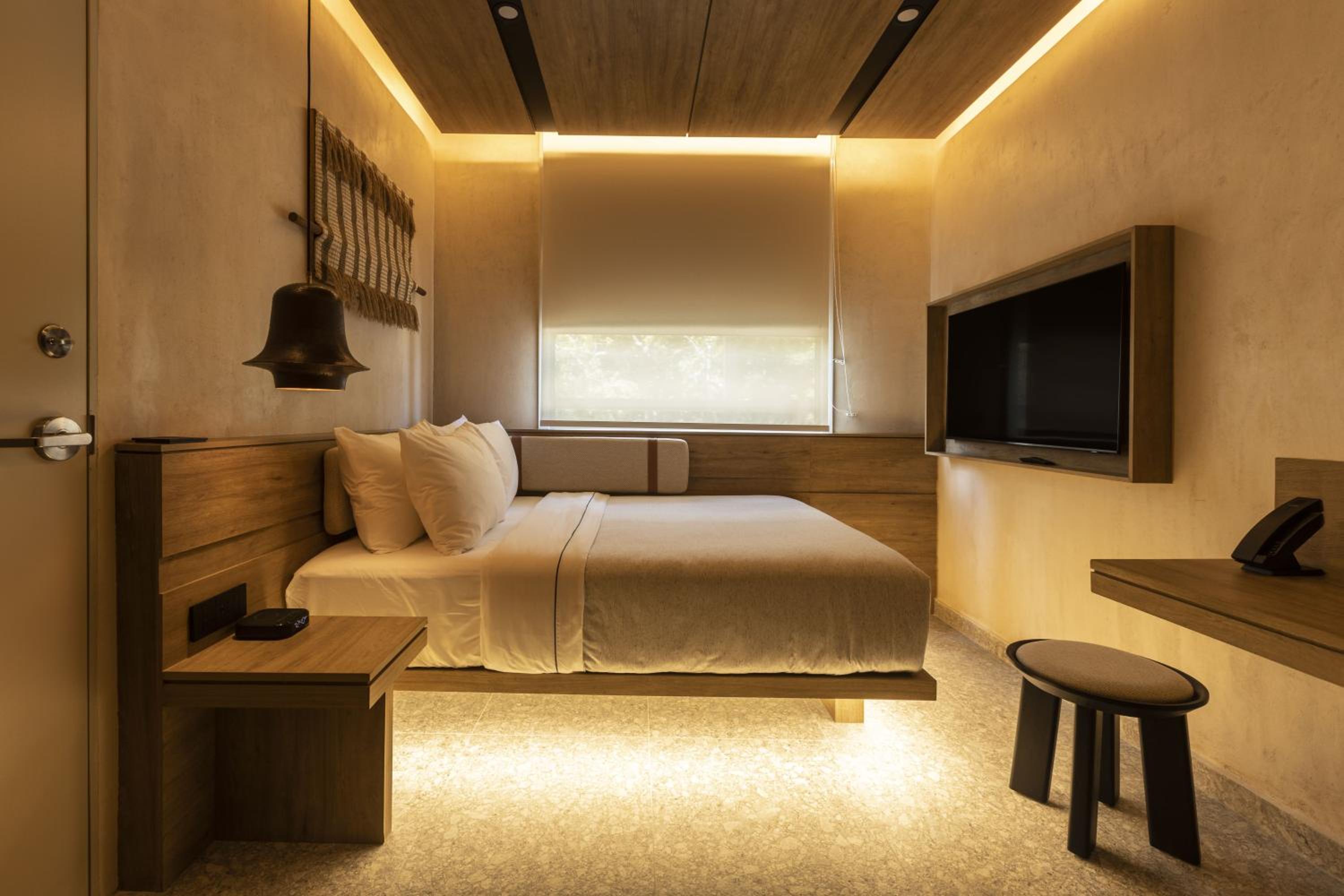 Junior Queen Suite - Photo 8