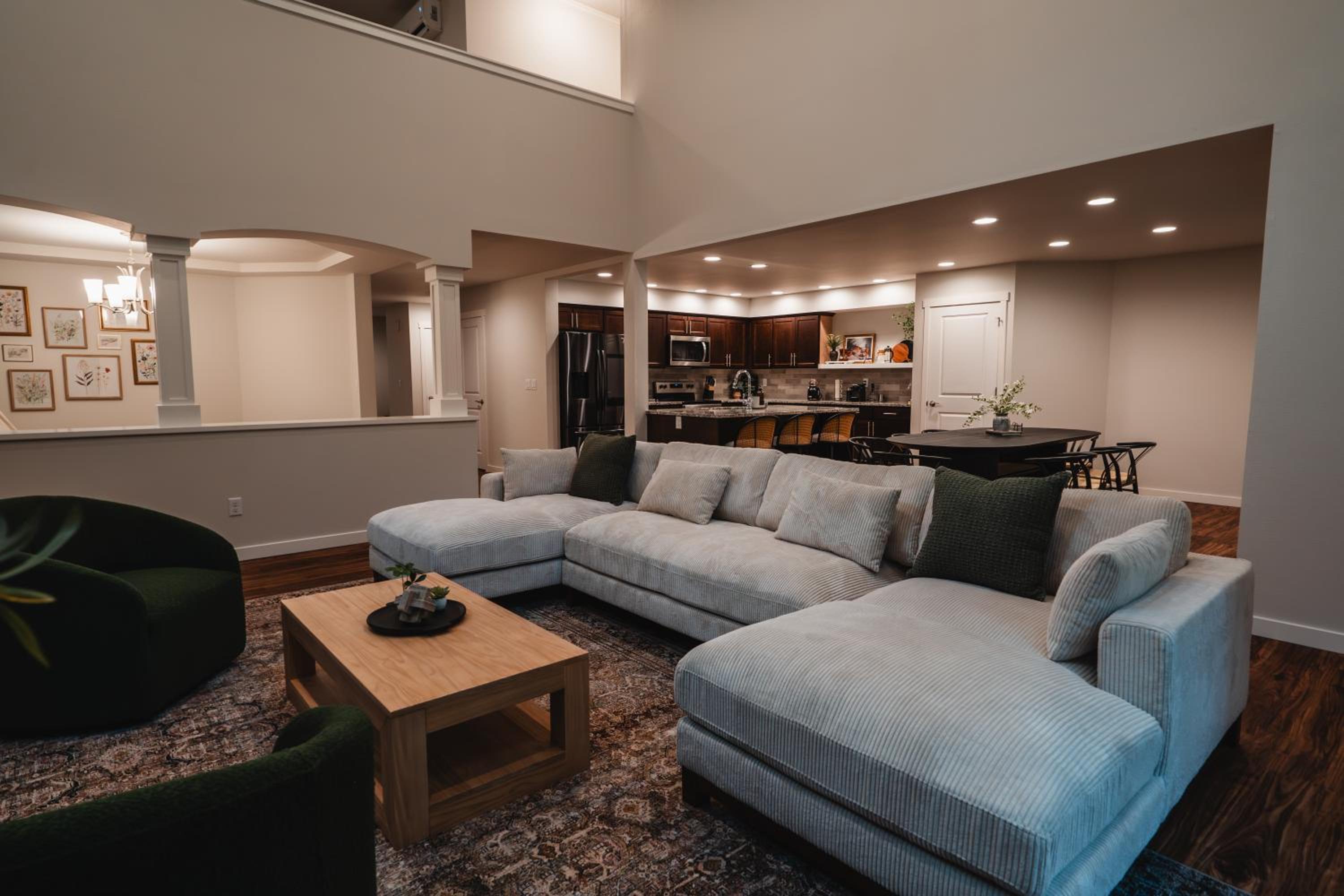 Five-Bedroom House photo 1