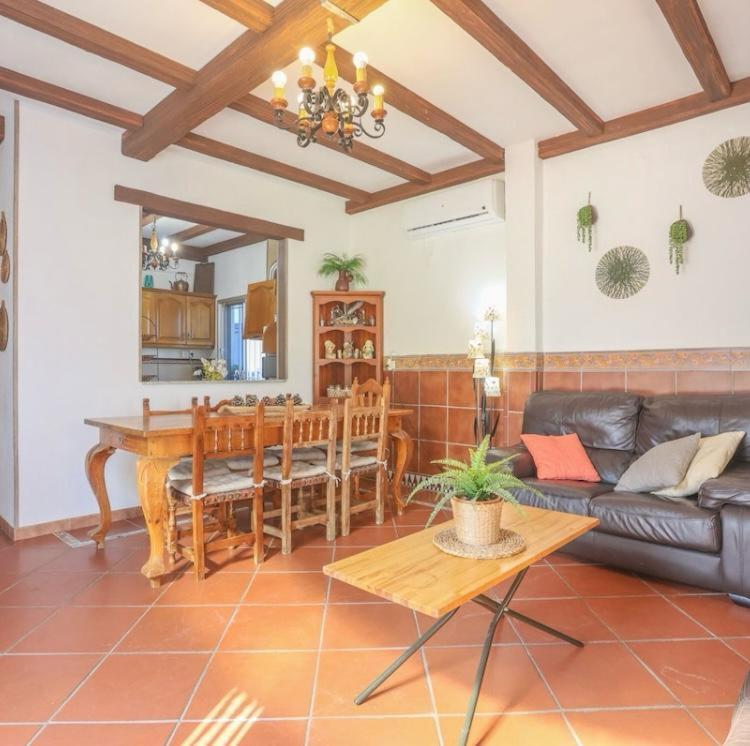 Five-Bedroom House photo 3