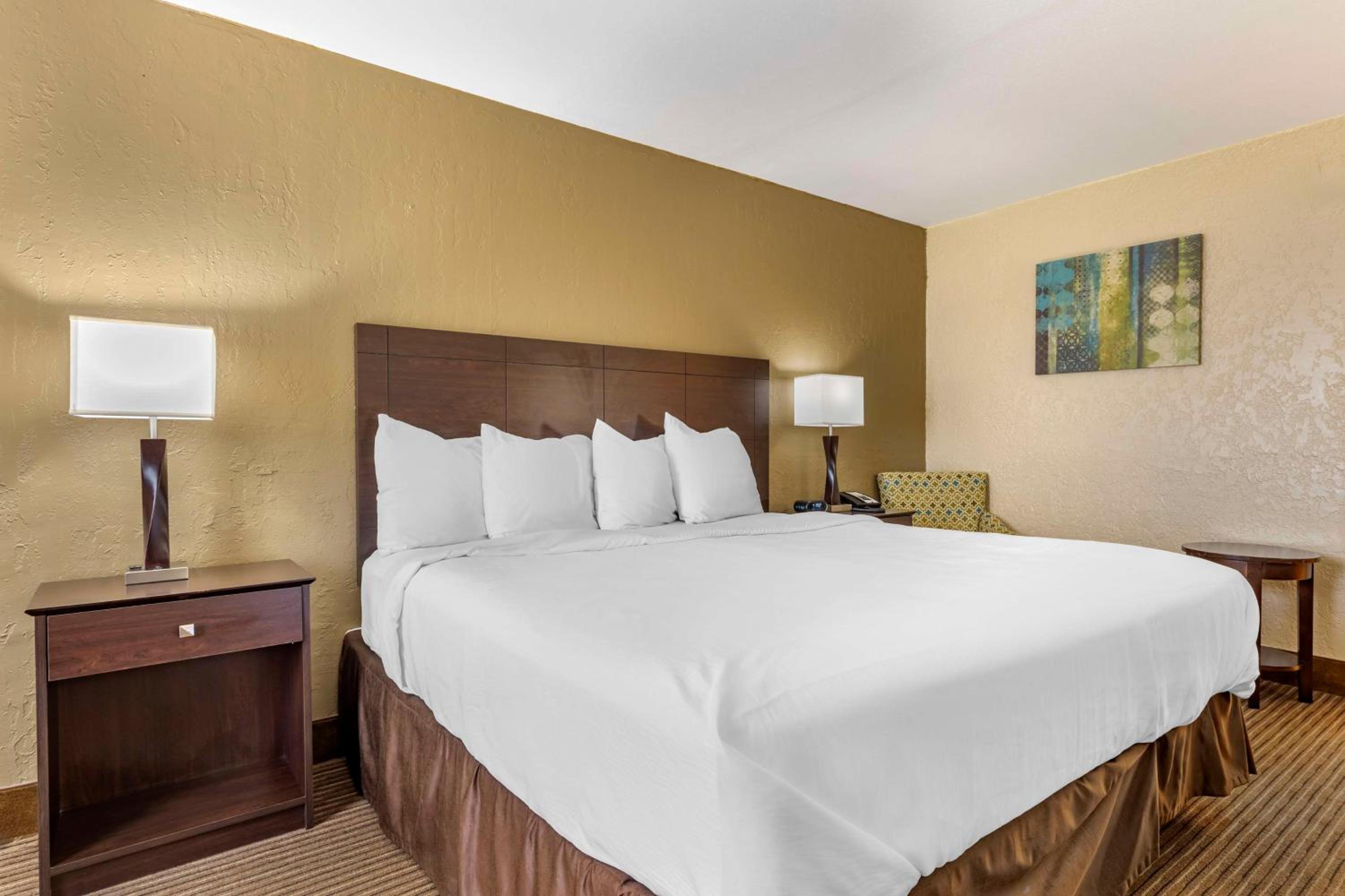 Double Room with Two Double Beds and Roll-In Shower - Mobility Access/Non-Smoking photo 2