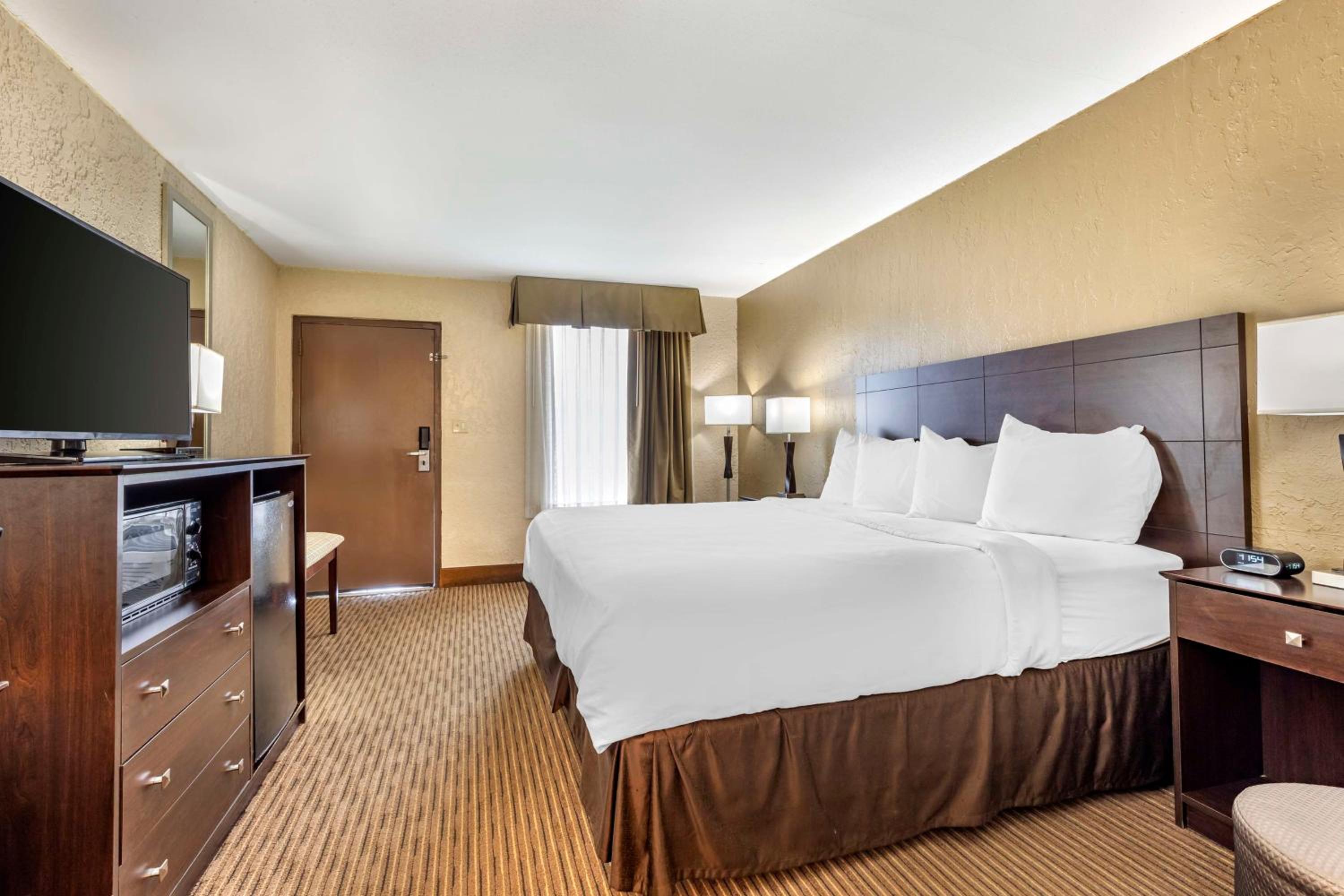 Double Room with Two Double Beds and Roll-In Shower - Mobility Access/Non-Smoking photo 1