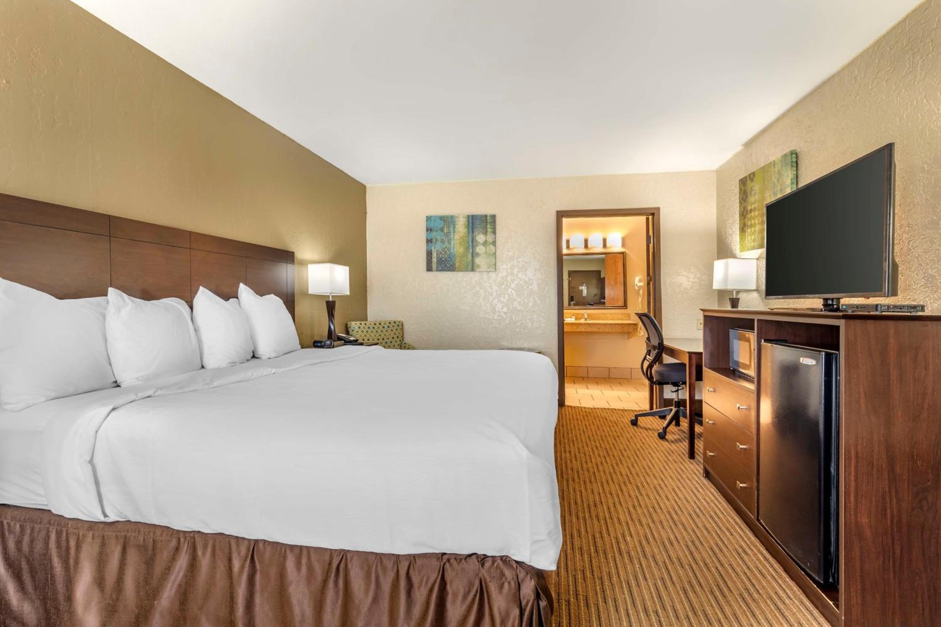 Double Room with Two Double Beds and Roll-In Shower - Mobility Access/Non-Smoking photo 3