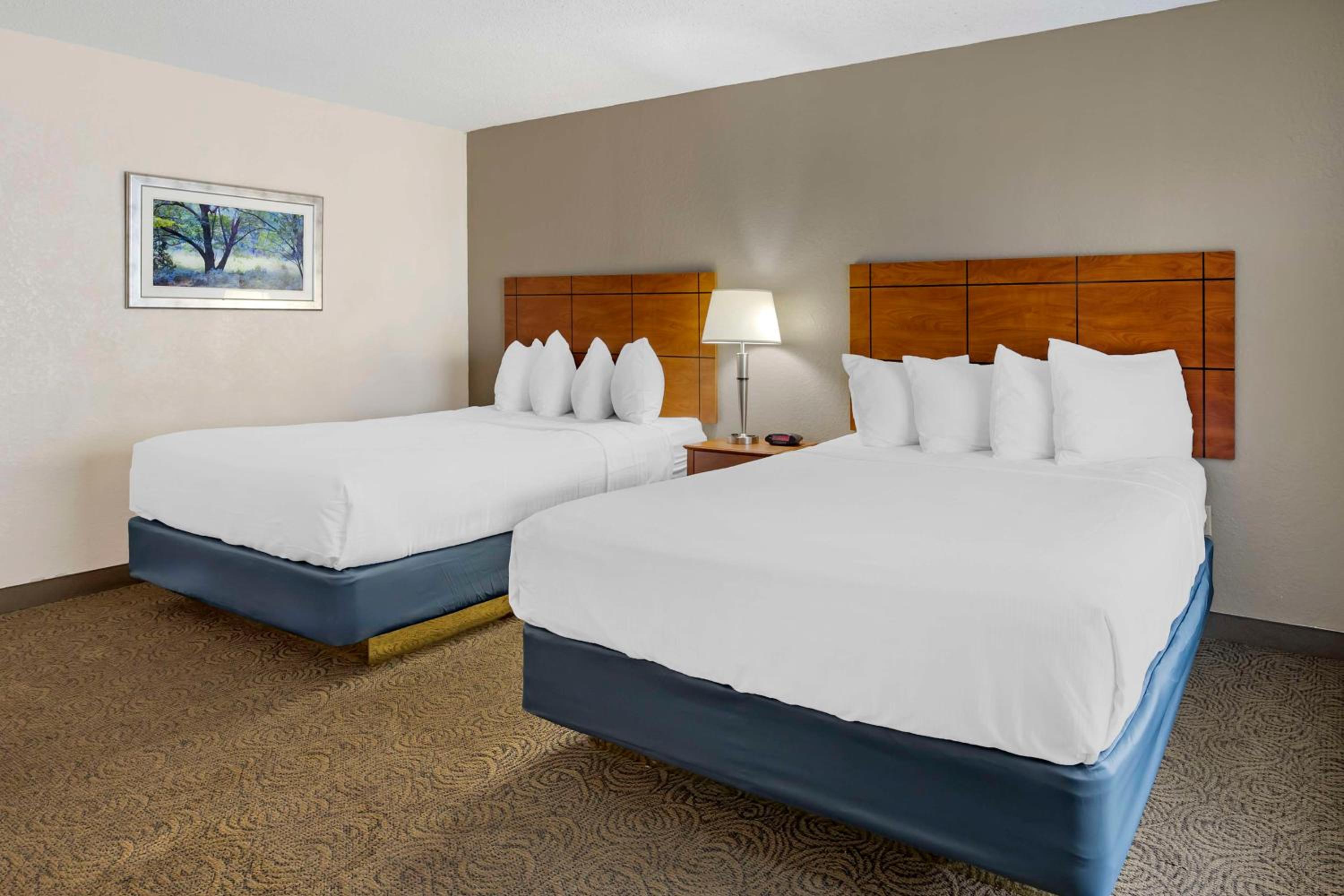 Queen Room with Two Queen Beds and Bath Tub - Disability Access/Non-Smoking  photo 3