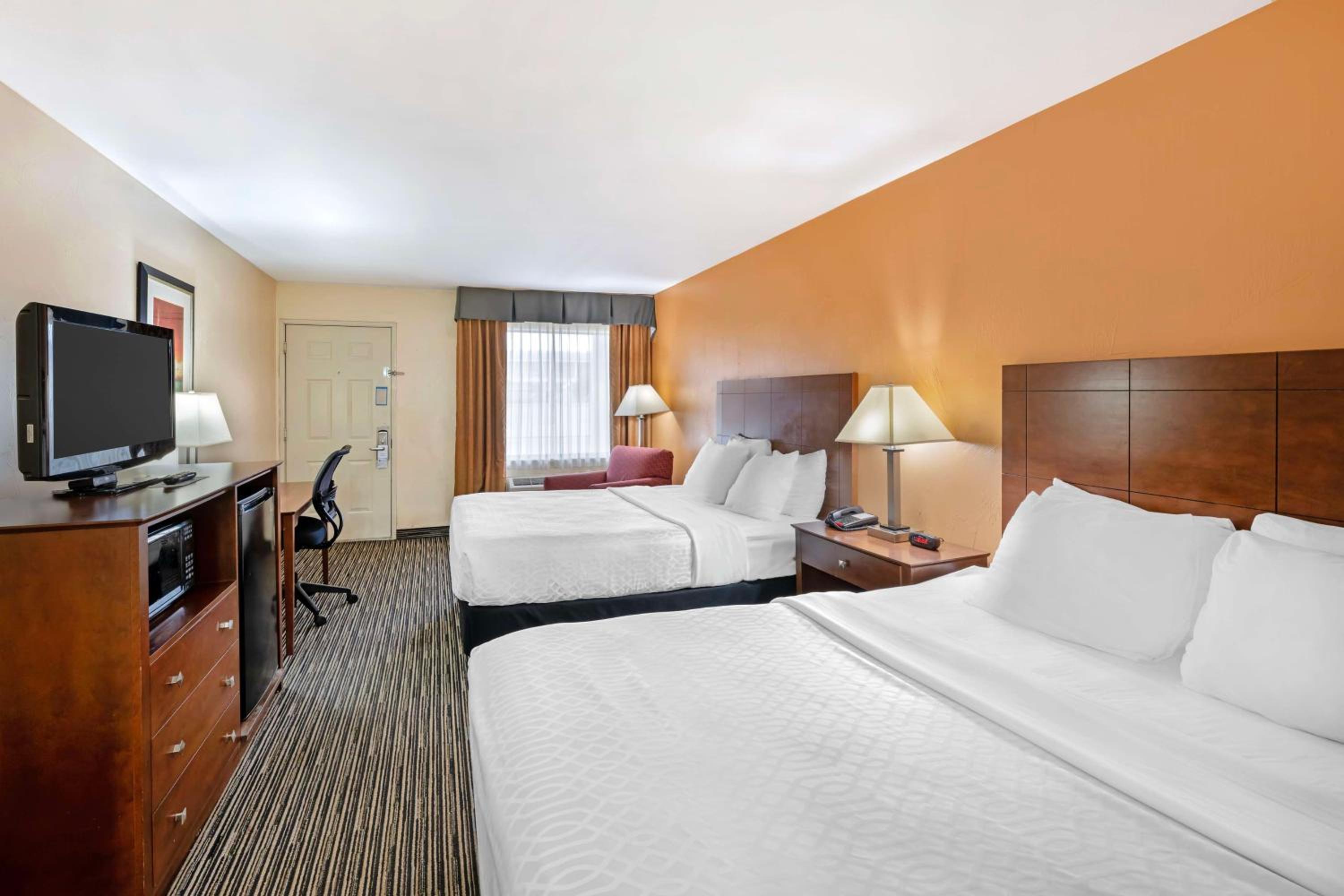 Queen Room with Two Queen Beds photo 1