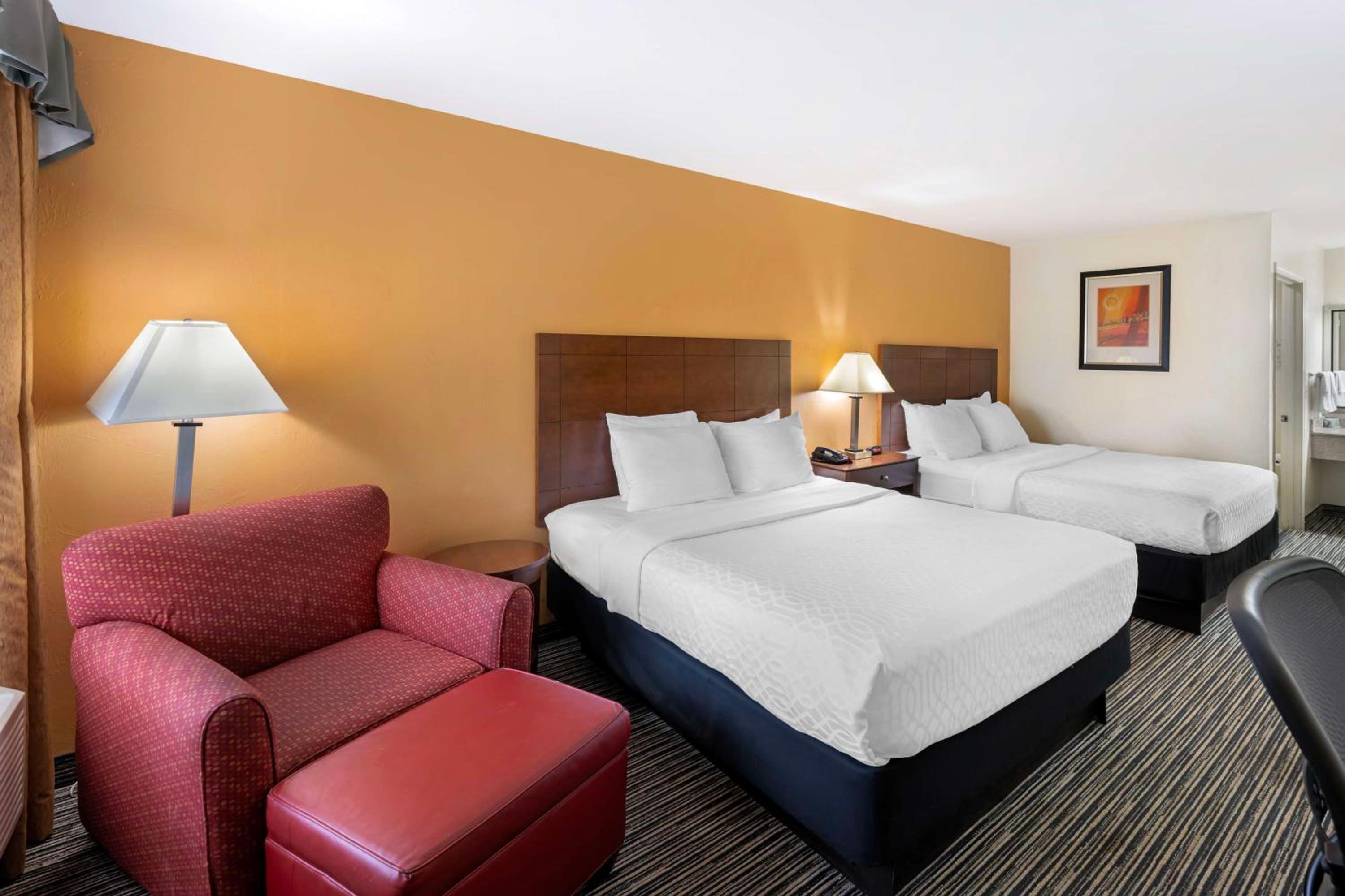 Queen Room with Two Queen Beds photo 3