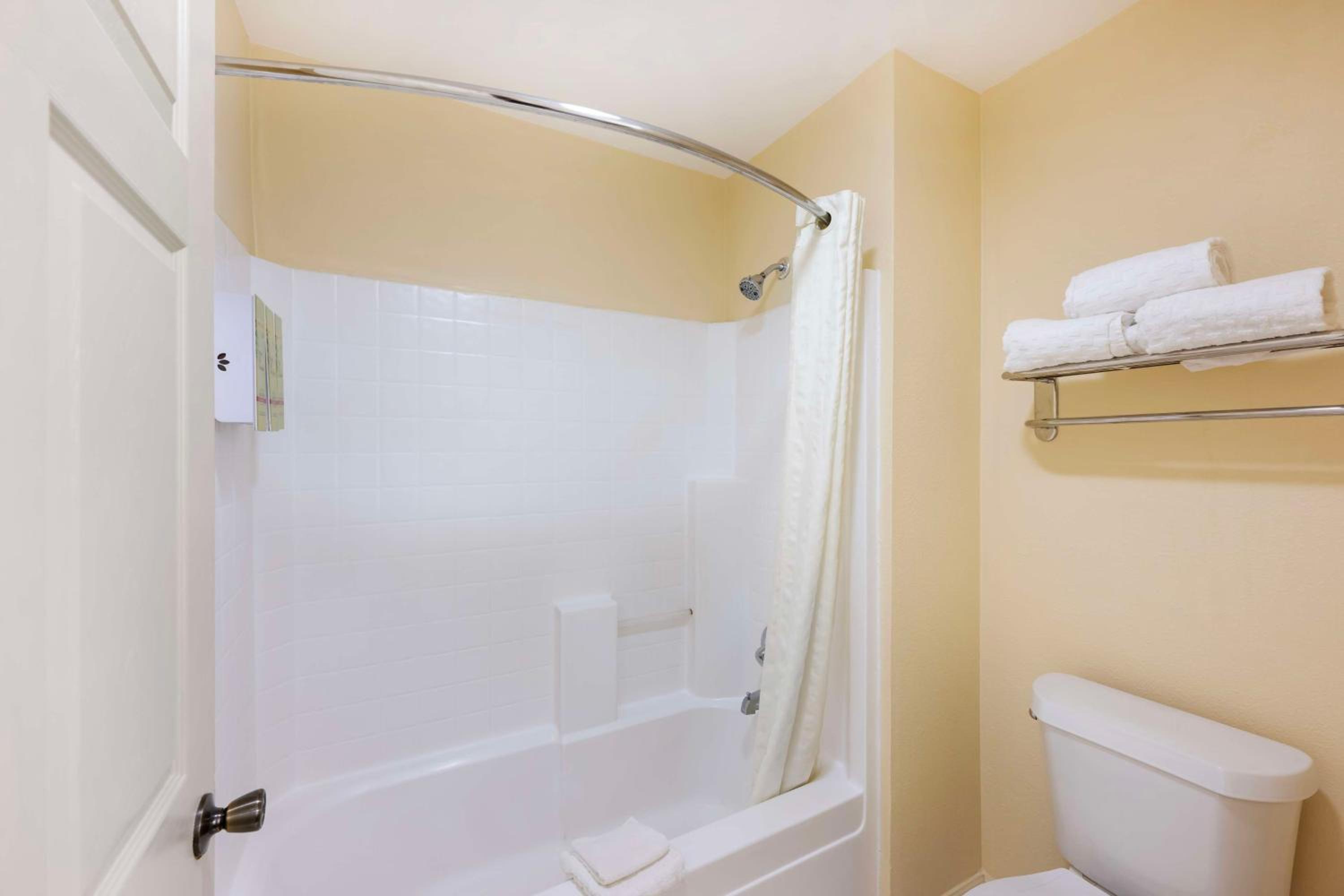 Queen Room with Two Queen Beds photo 2