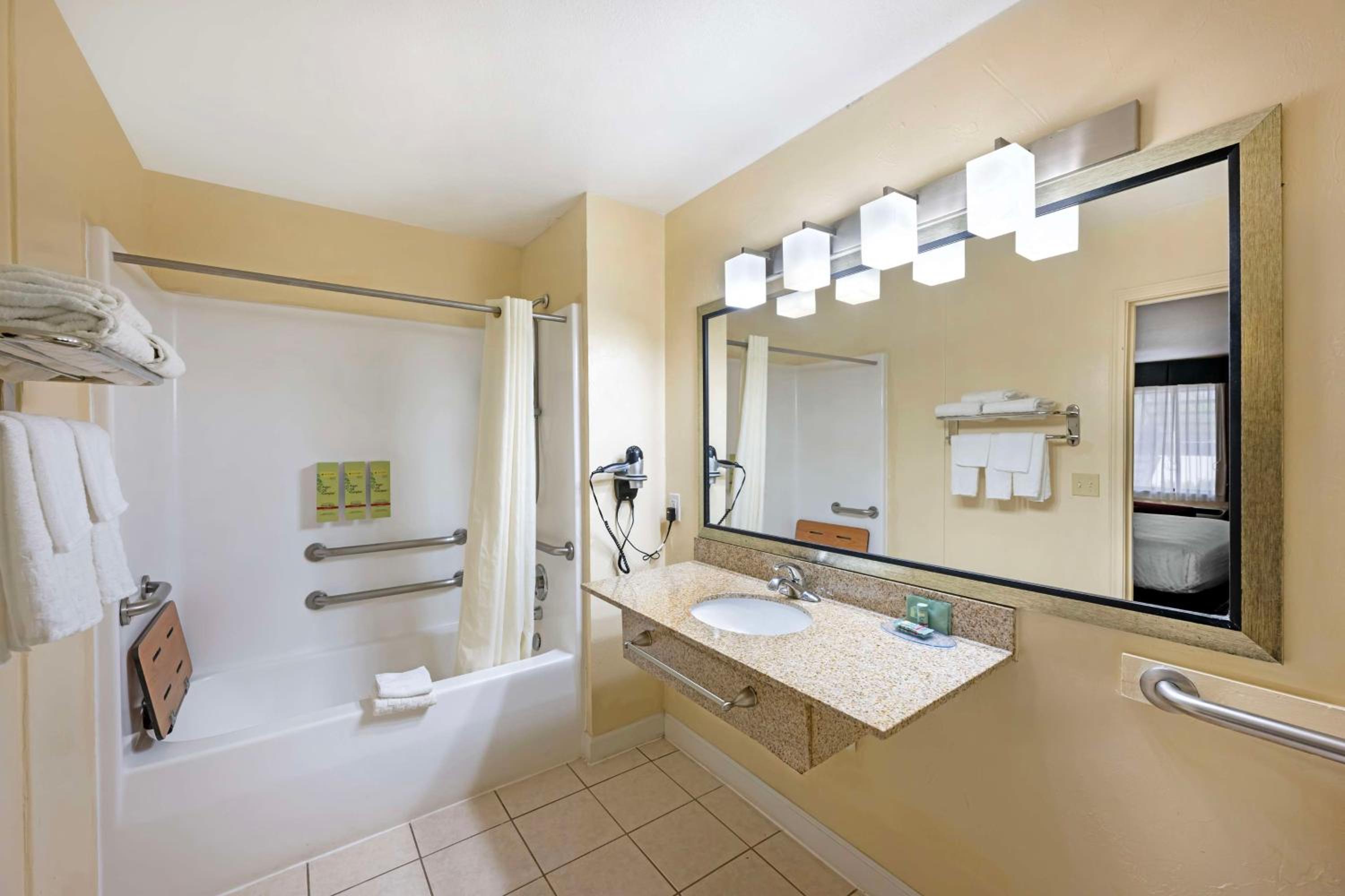 King Room with Bath Tub - Mobility Accessible/Non-Smoking photo 2