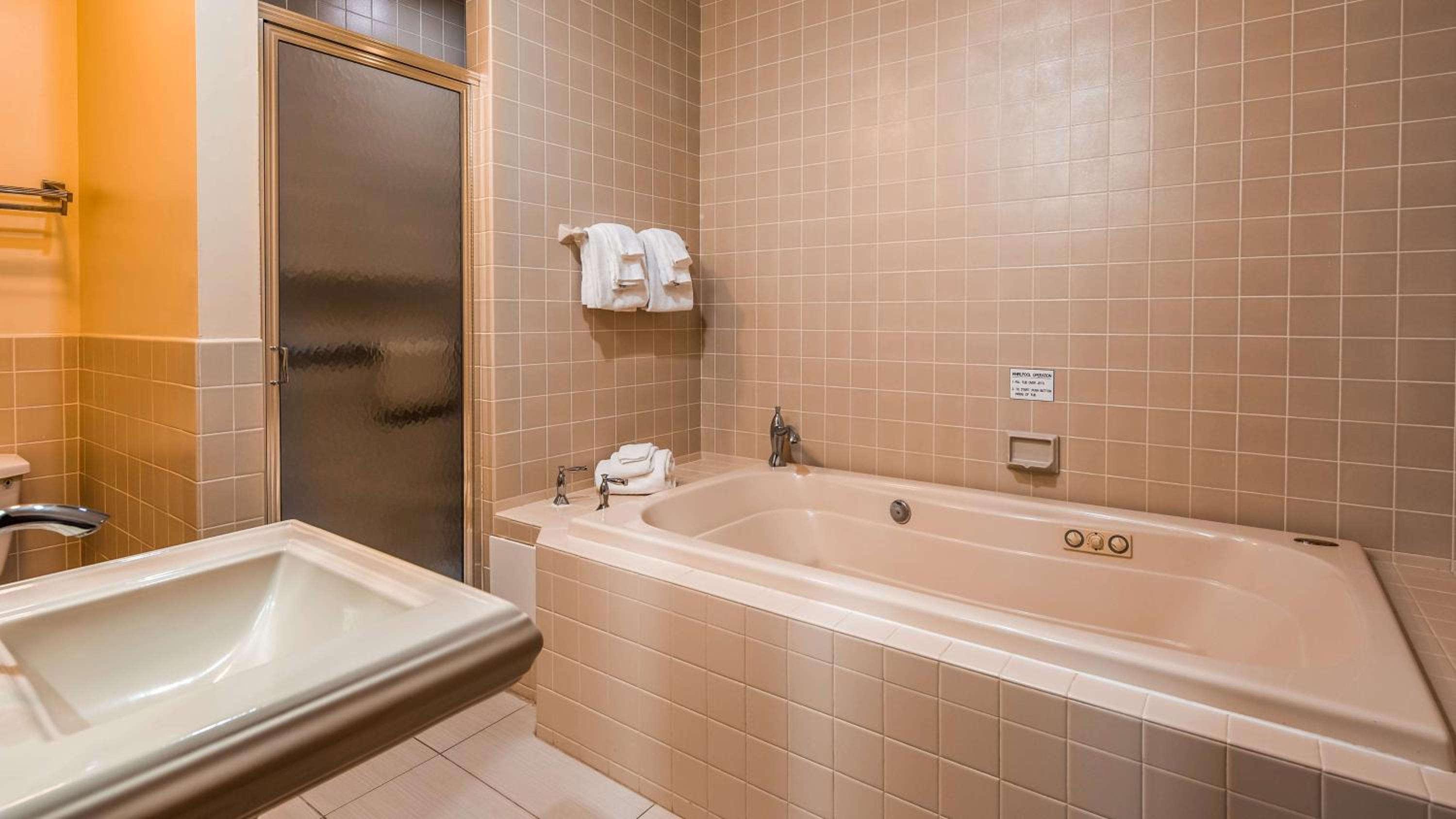 King Suite with Sofa Bed and Jetted Tub - Non-Smoking