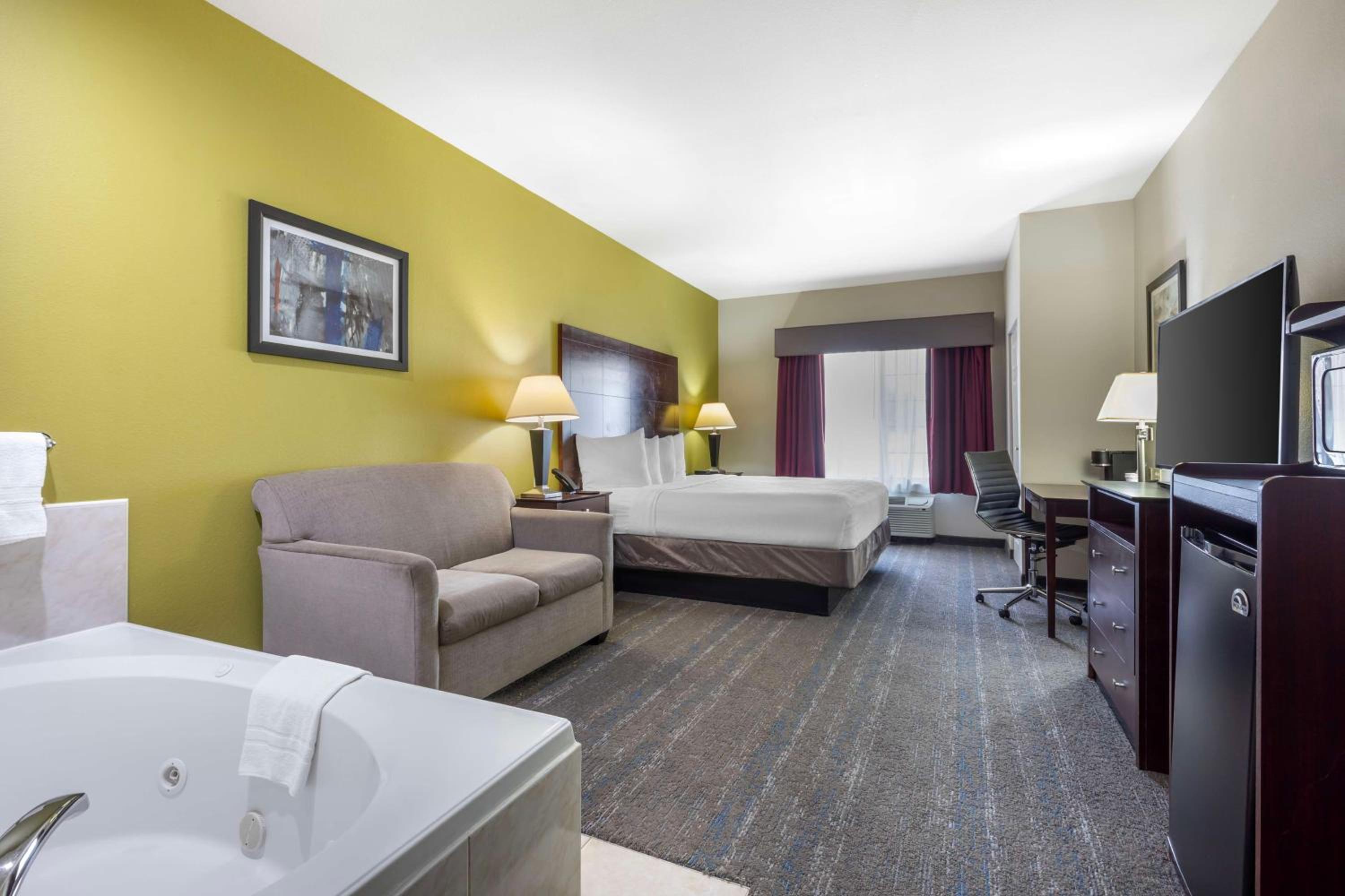 King Room with Bath Tub - Disability Access - Photo 1