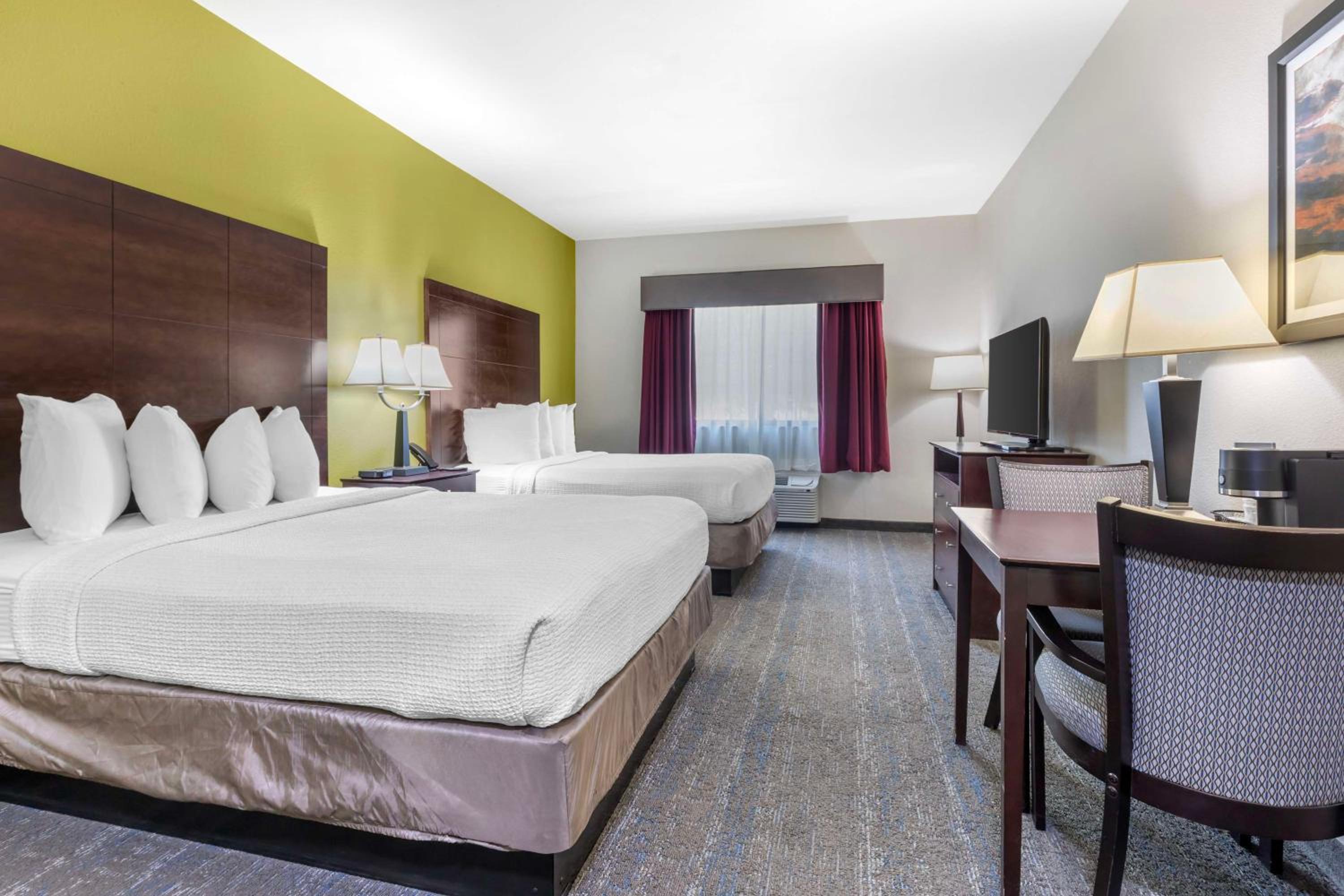 Queen Room with Two Queen Beds - Photo 2