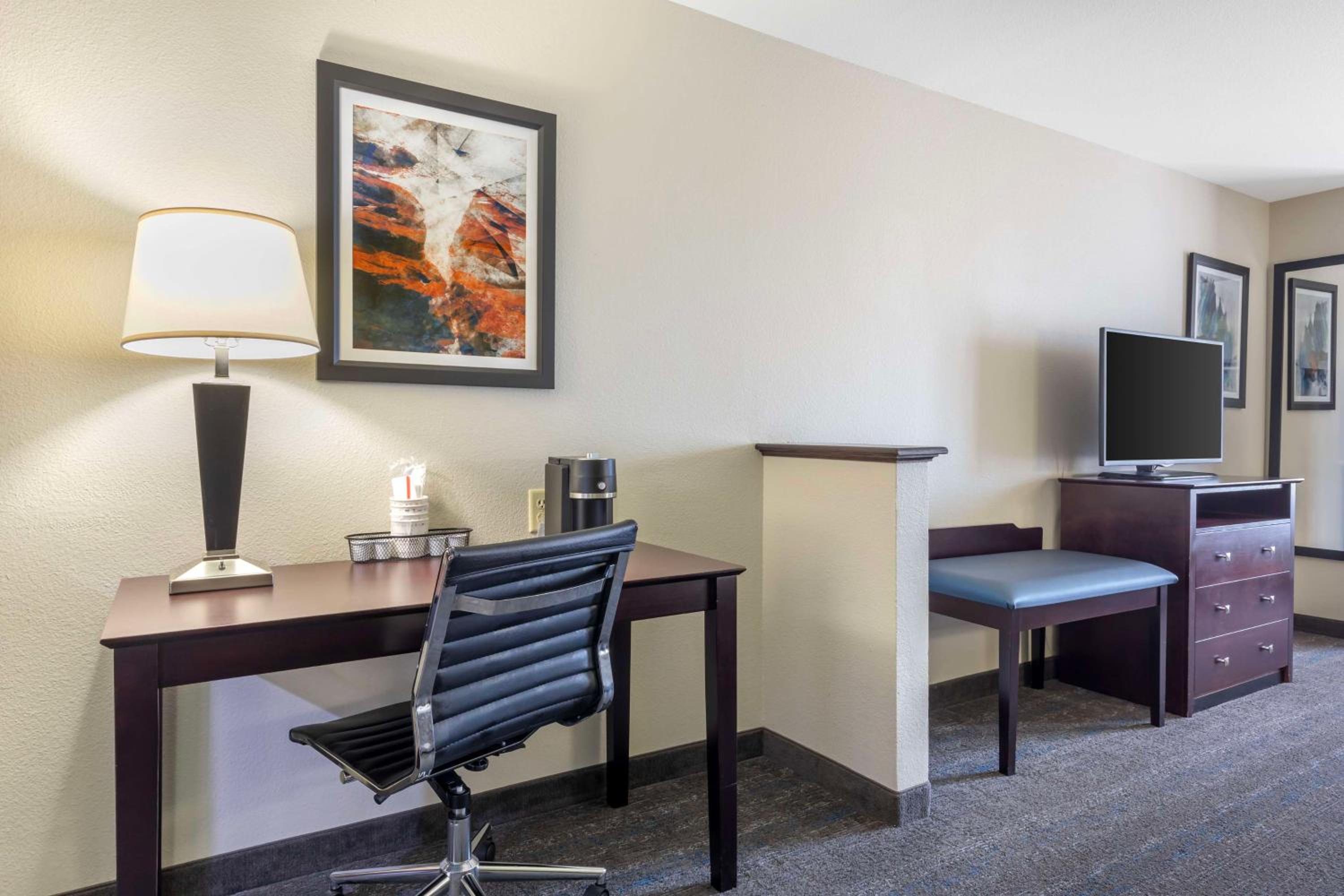 Queen Suite with Two Queen Beds - Non-Smoking - Photo 1