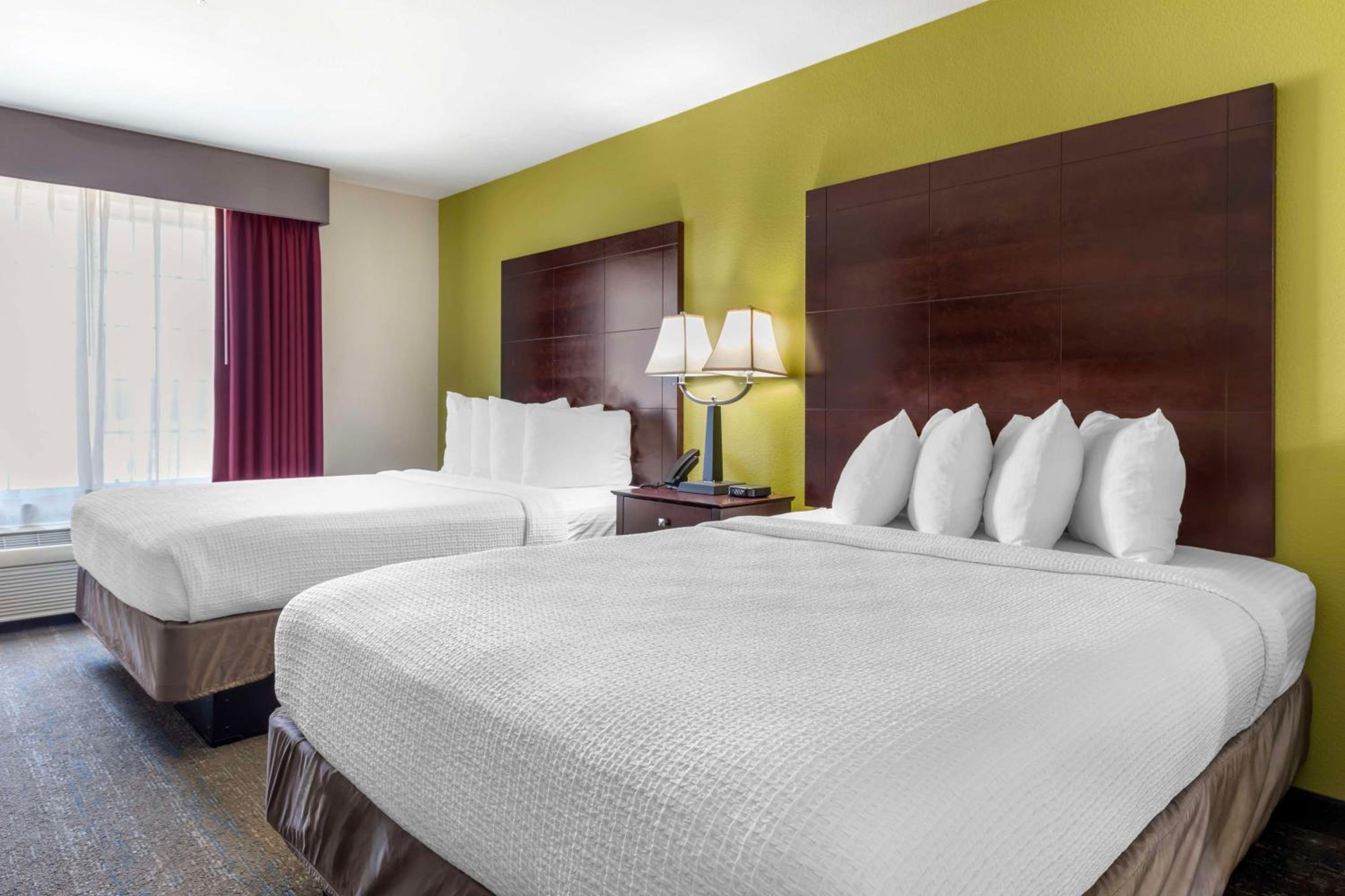 Queen Suite with Two Queen Beds - Non-Smoking - Photo 2
