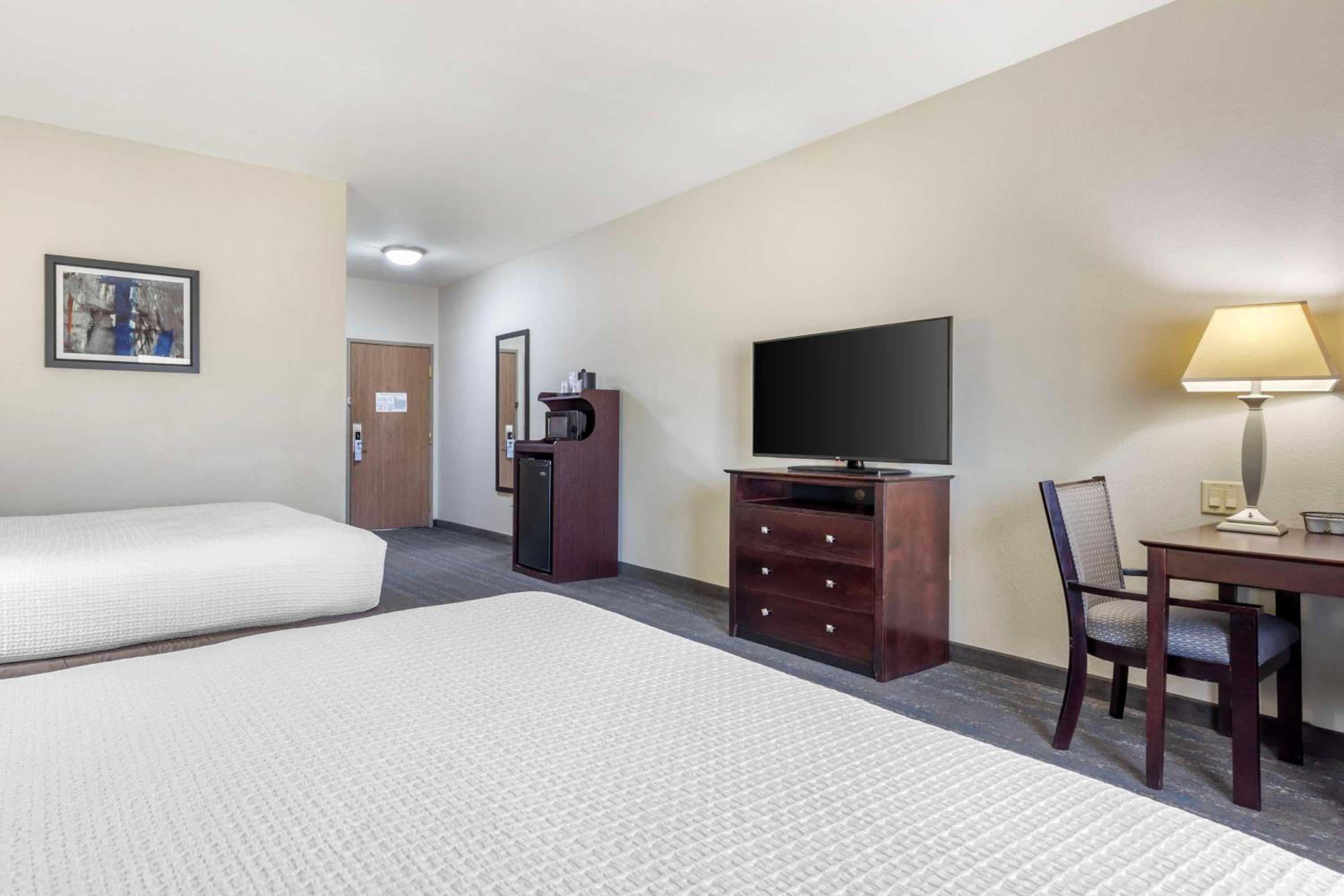 Queen Room with Two Queen Beds - Mobility Accessible/Non-Smoking - Photo 4