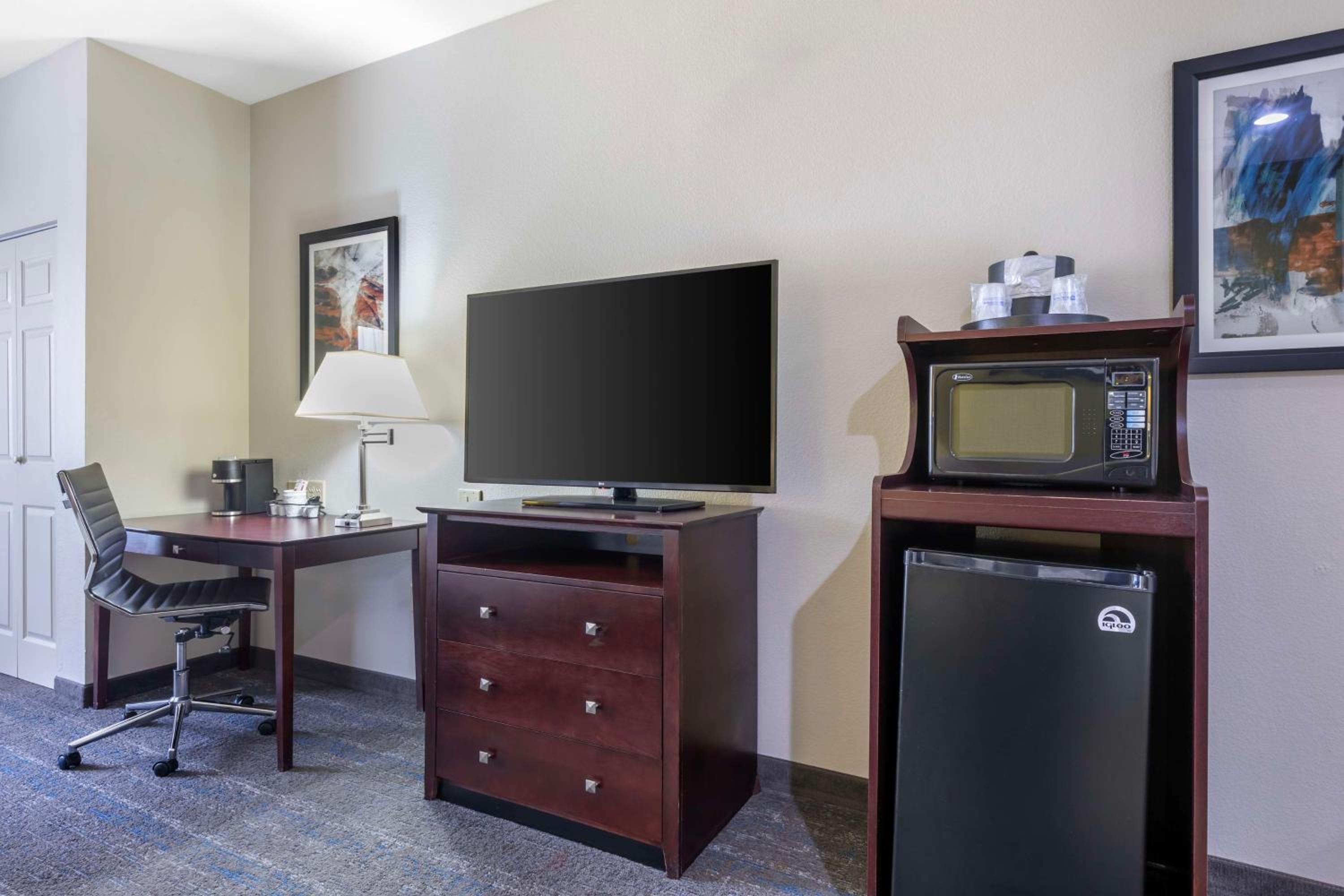 King Room with Bath Tub - Disability Access - Photo 2