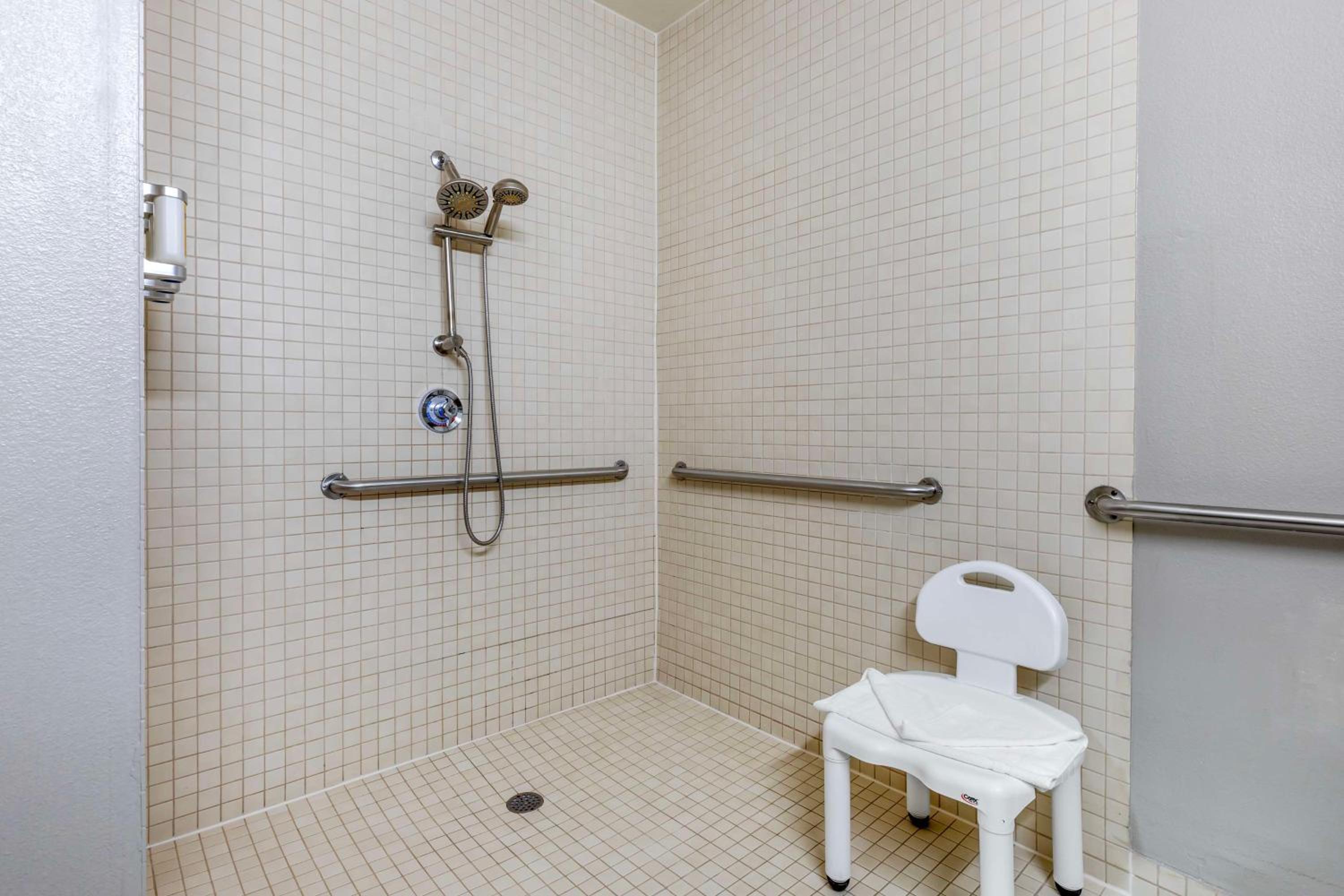 Queen Room with Two Queen Beds - Mobility Accessible/Non-Smoking - Photo 3