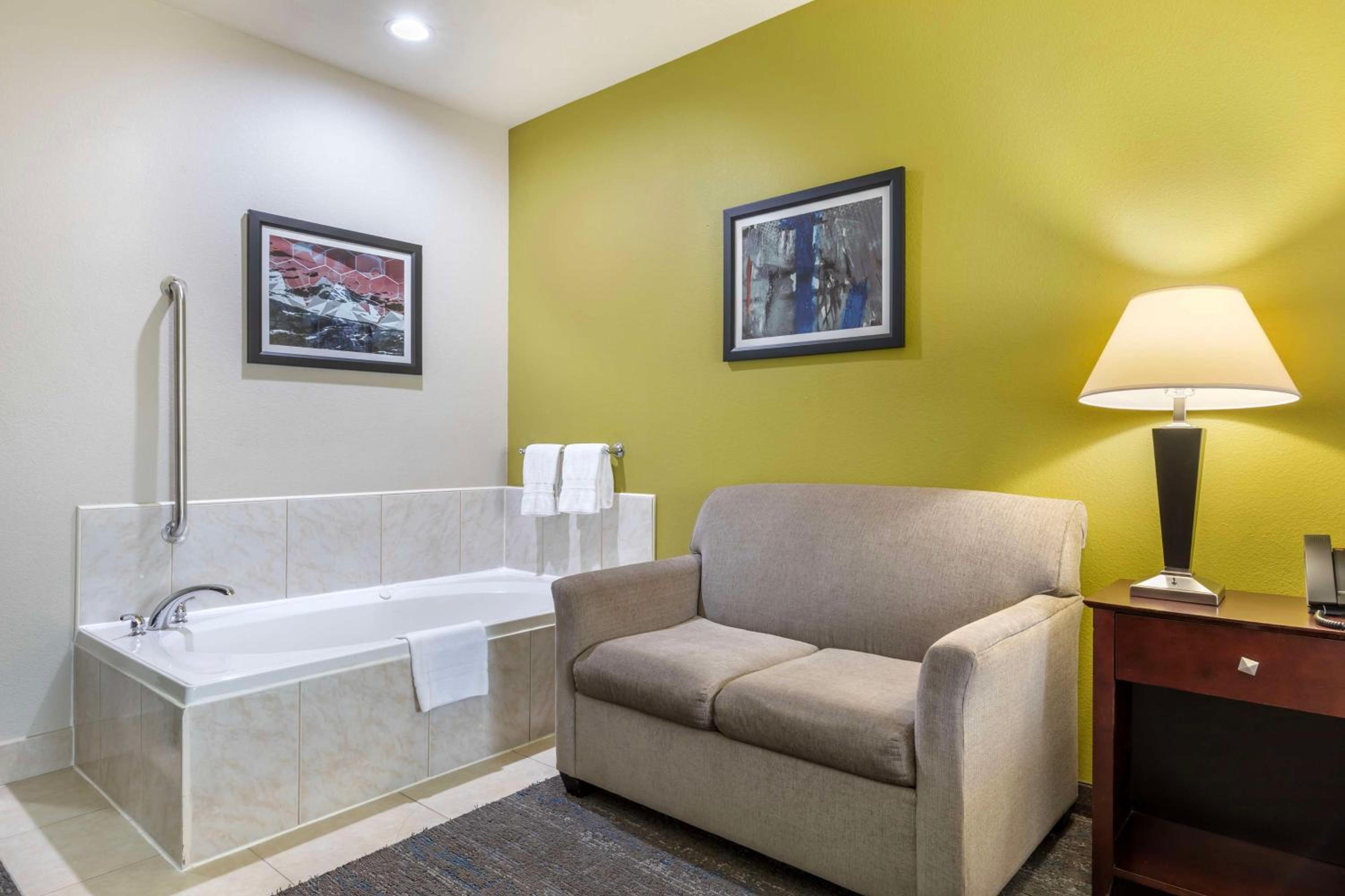King Room with Bath Tub - Disability Access - Photo 3