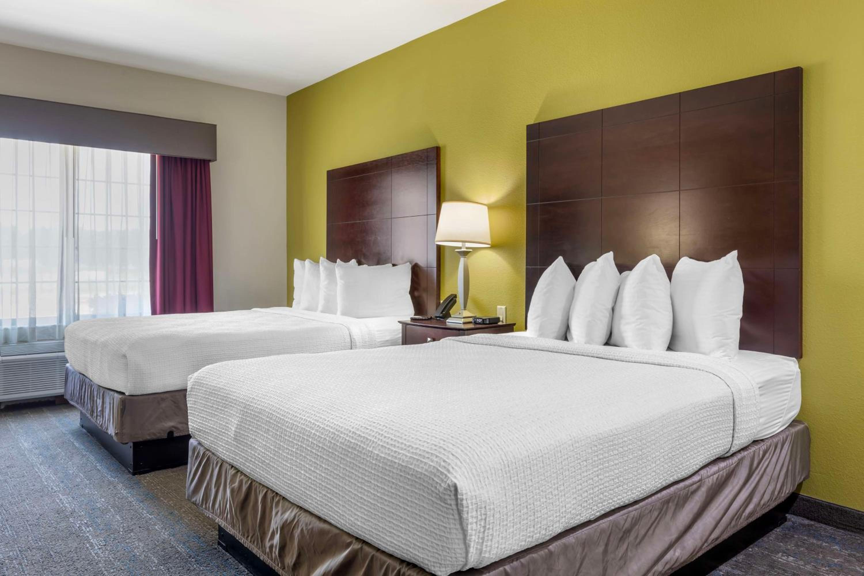 Queen Room with Two Queen Beds with Bath Tub - Disability Access - Photo 1