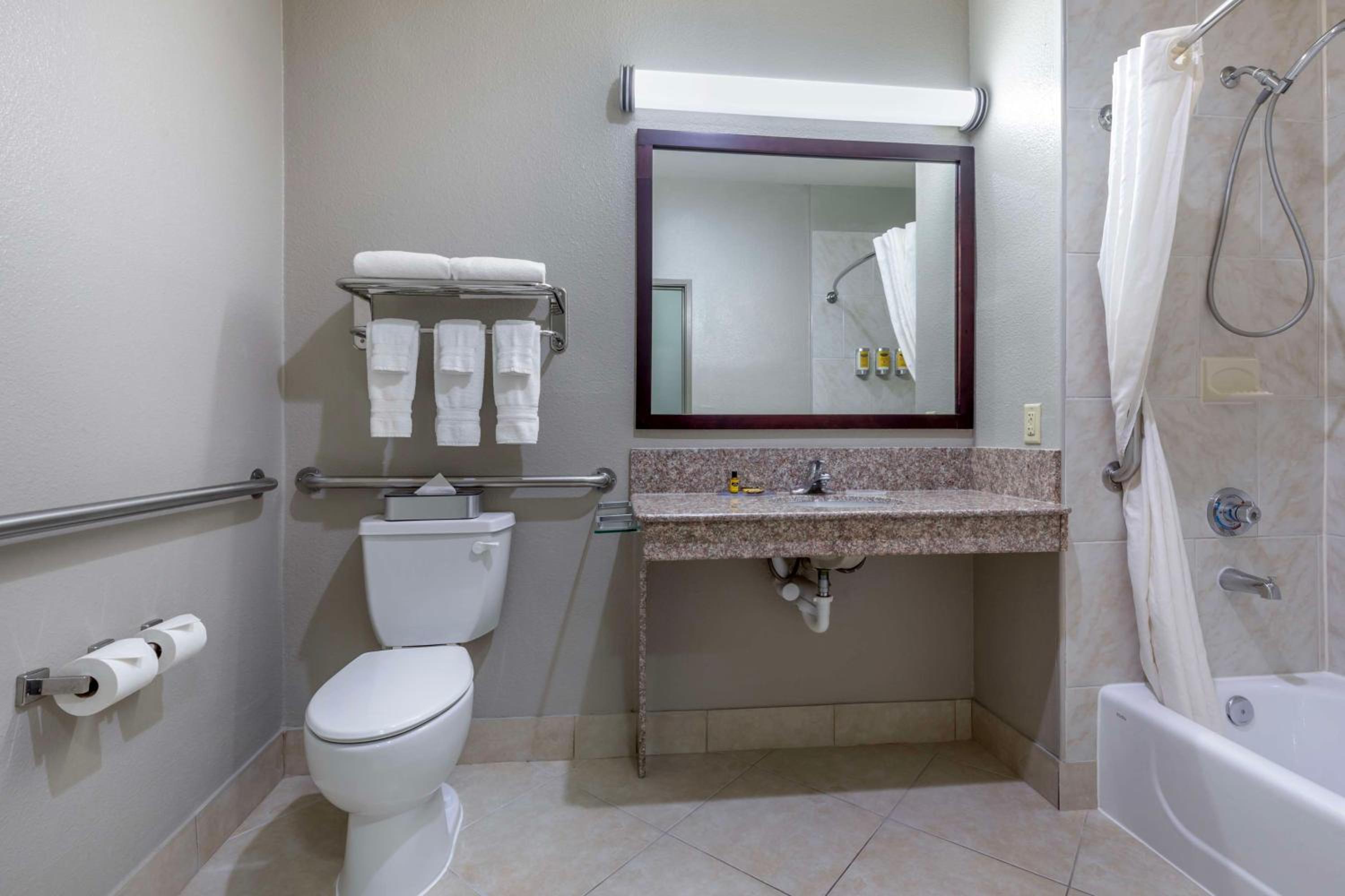 Queen Room with Two Queen Beds with Bath Tub - Disability Access - Photo 3