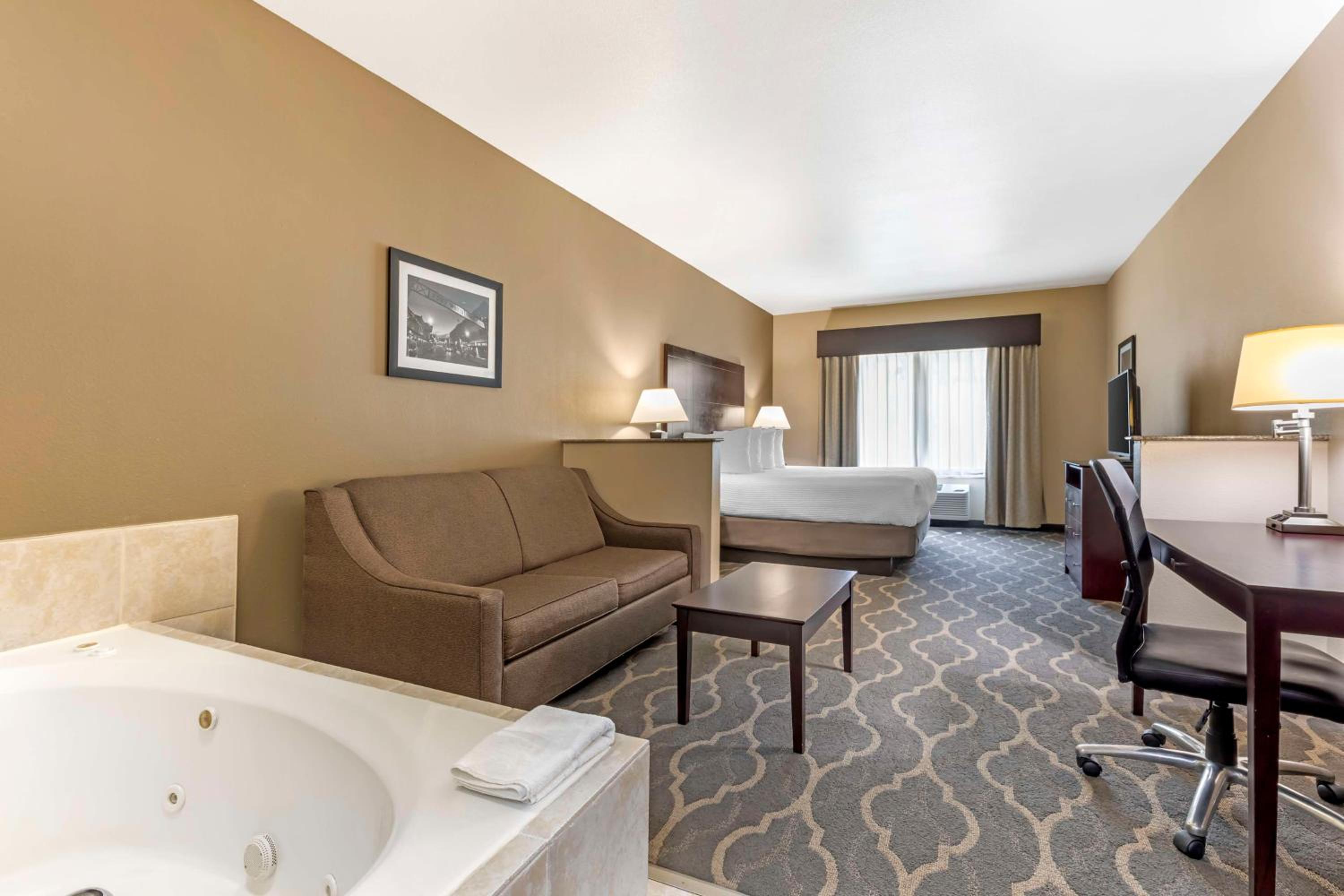 King Suite with Spa Bath - Non-Smoking - Photo 1