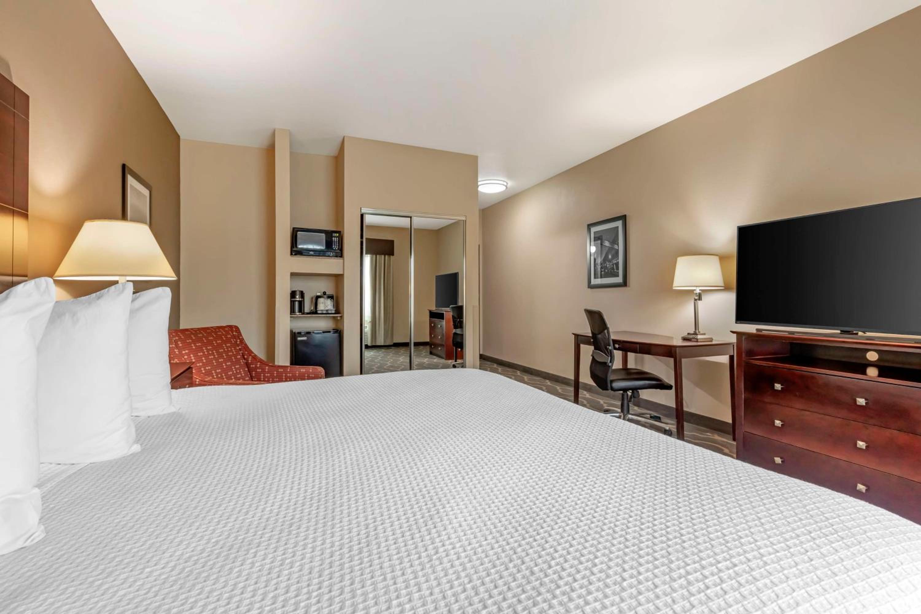 King Room - Non-Smoking - Photo 3