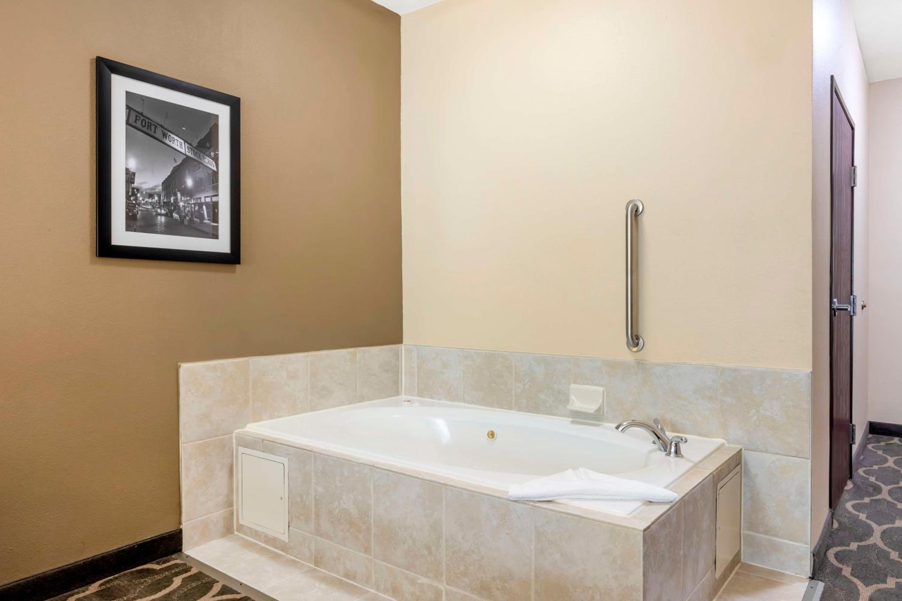 Queen Room with Two Queen Beds and Spa Bath - Mobility Accessible/Communication Assistance/Non-Smoking - Photo 2