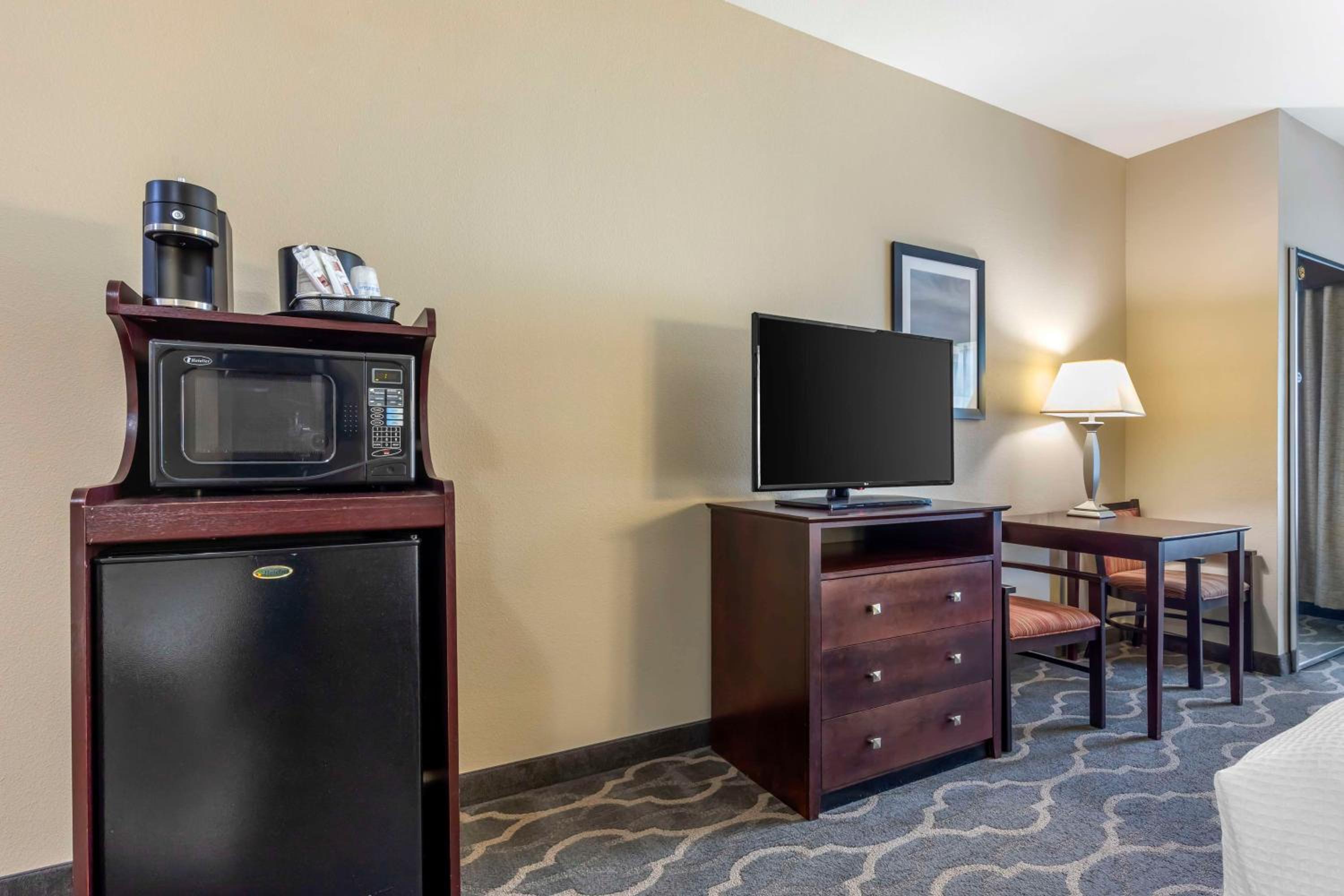 Queen Room with Two Queen Beds and Spa Bath - Mobility Accessible/Communication Assistance/Non-Smoking - Photo 3