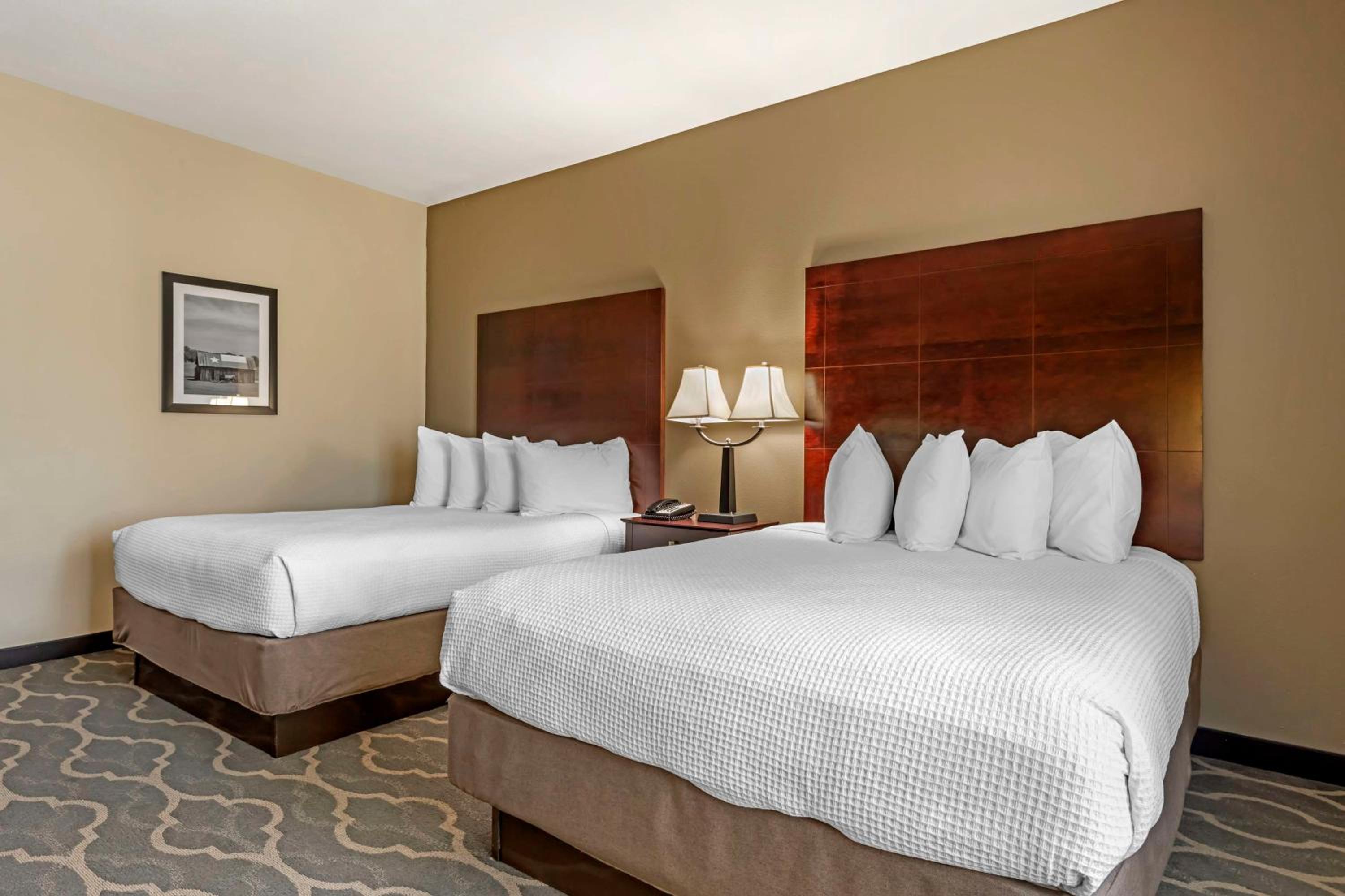 Queen Room with Two Queen Beds and Roll-In Shower - Disability Access/Non-Smoking - Photo 4