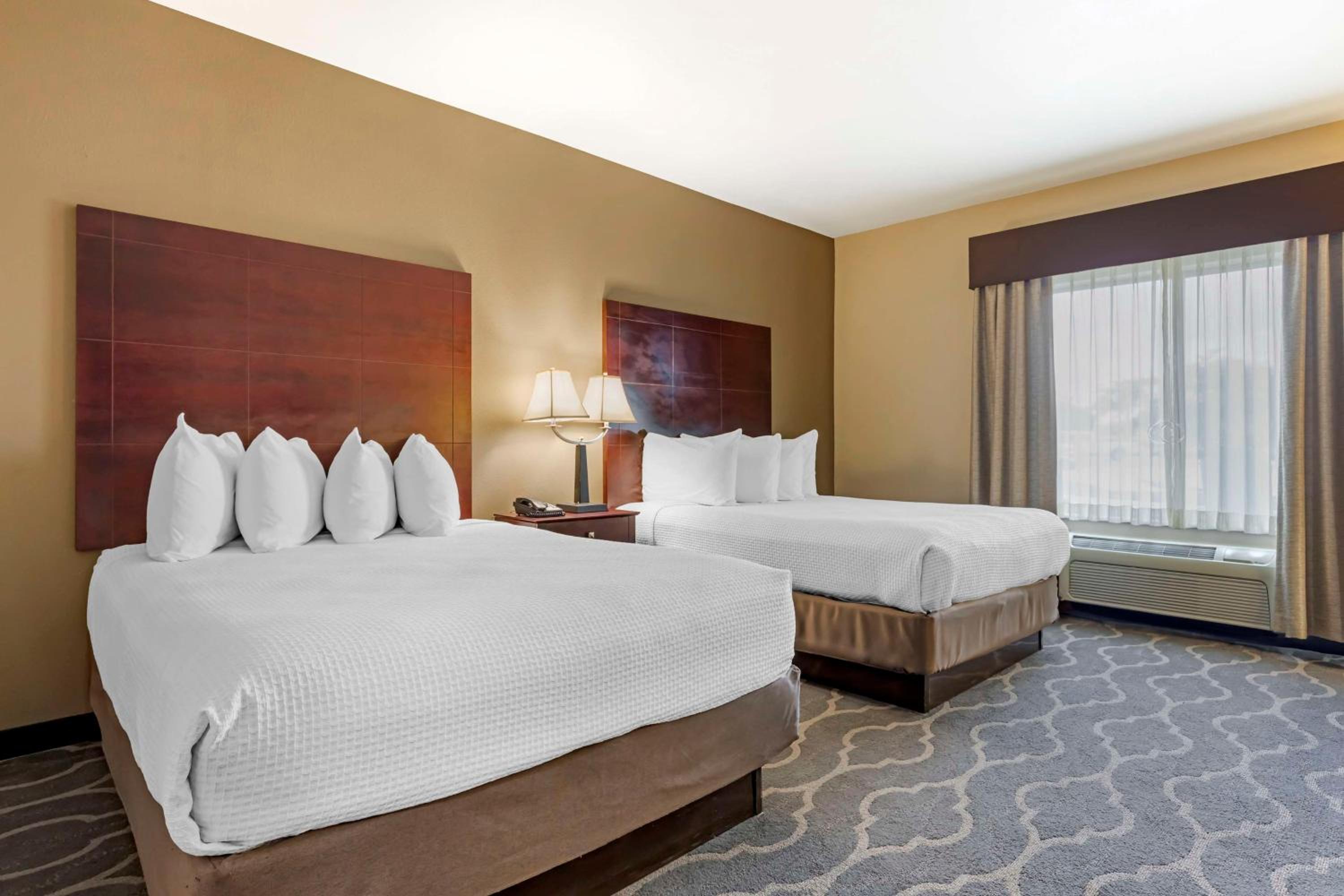 Queen Room with Two Queen Beds and Roll-In Shower - Disability Access/Non-Smoking - Photo 3