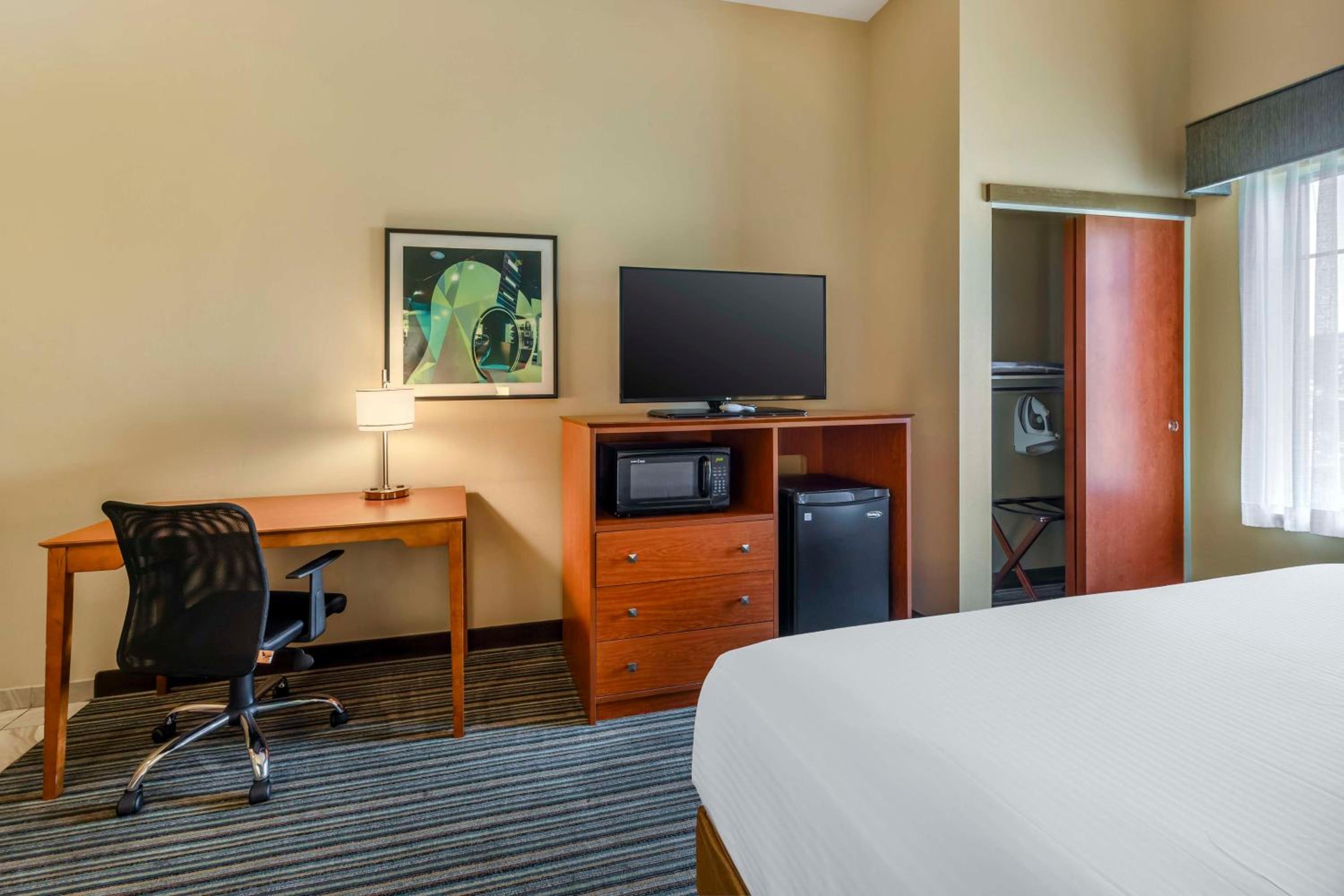 King Room with Bath Tub - Mobility Accessible/Non-Smoking