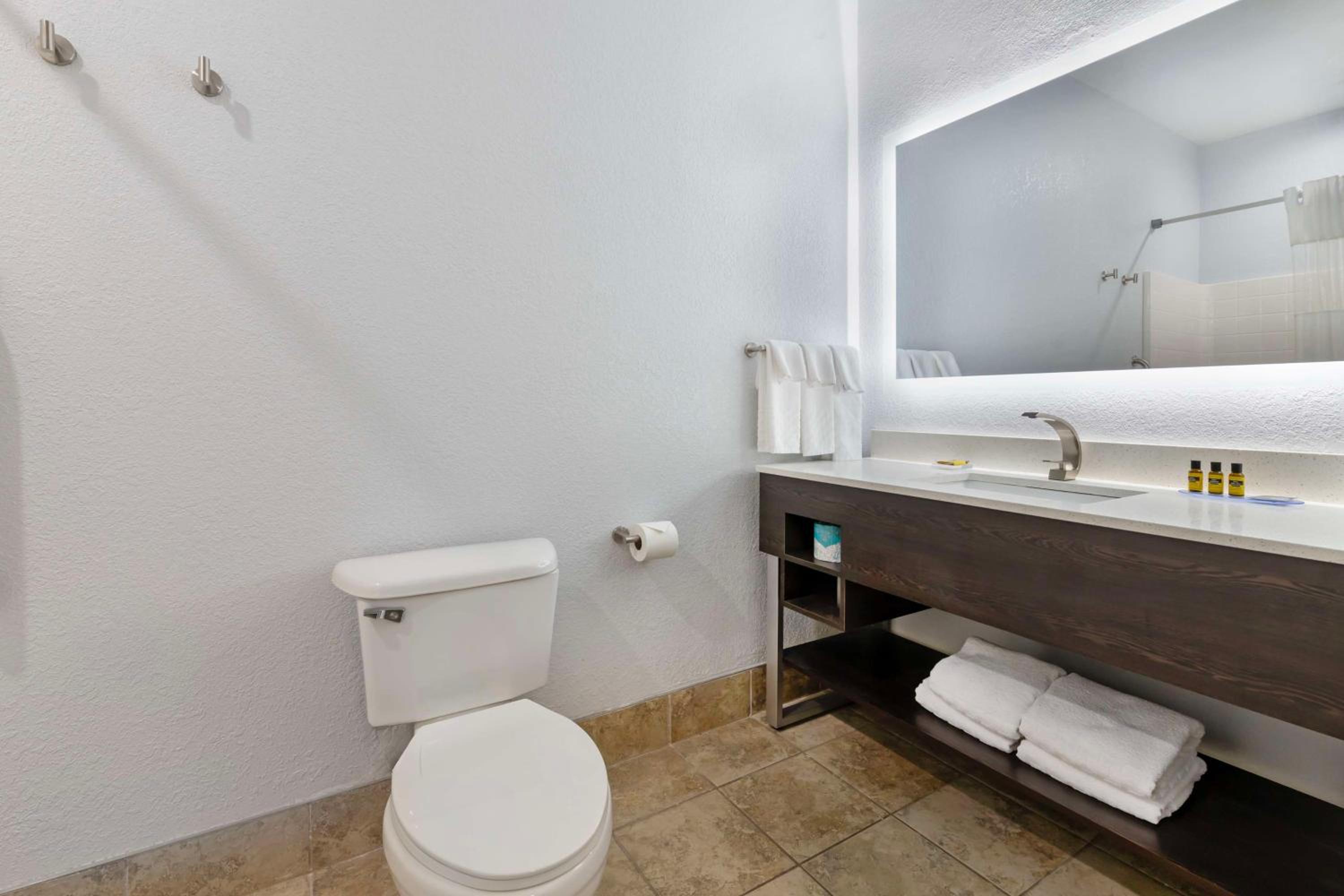 Queen Room With Two Queen Beds - Disability Access - Photo 2