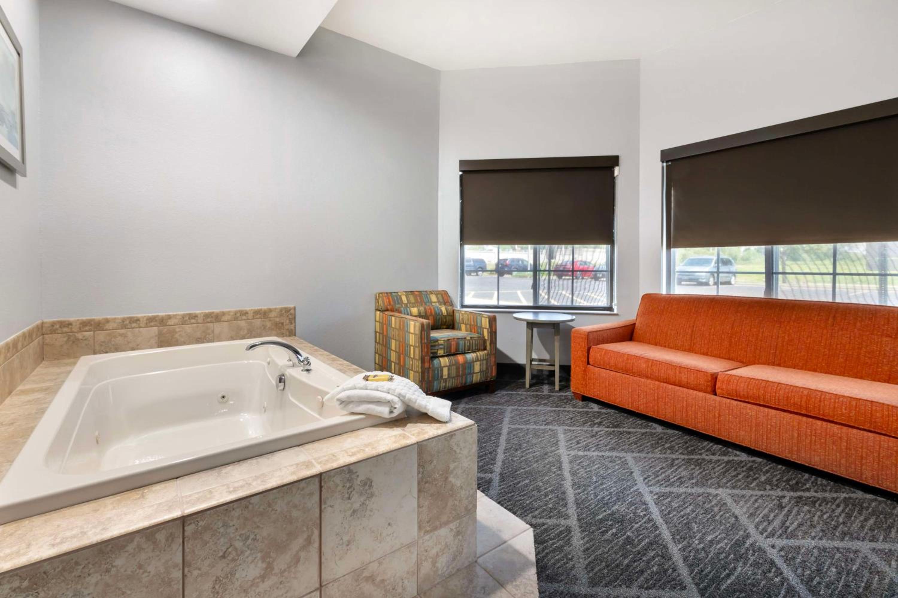 King Suite With Mobility Accessible Roll-In Shower - Photo 6