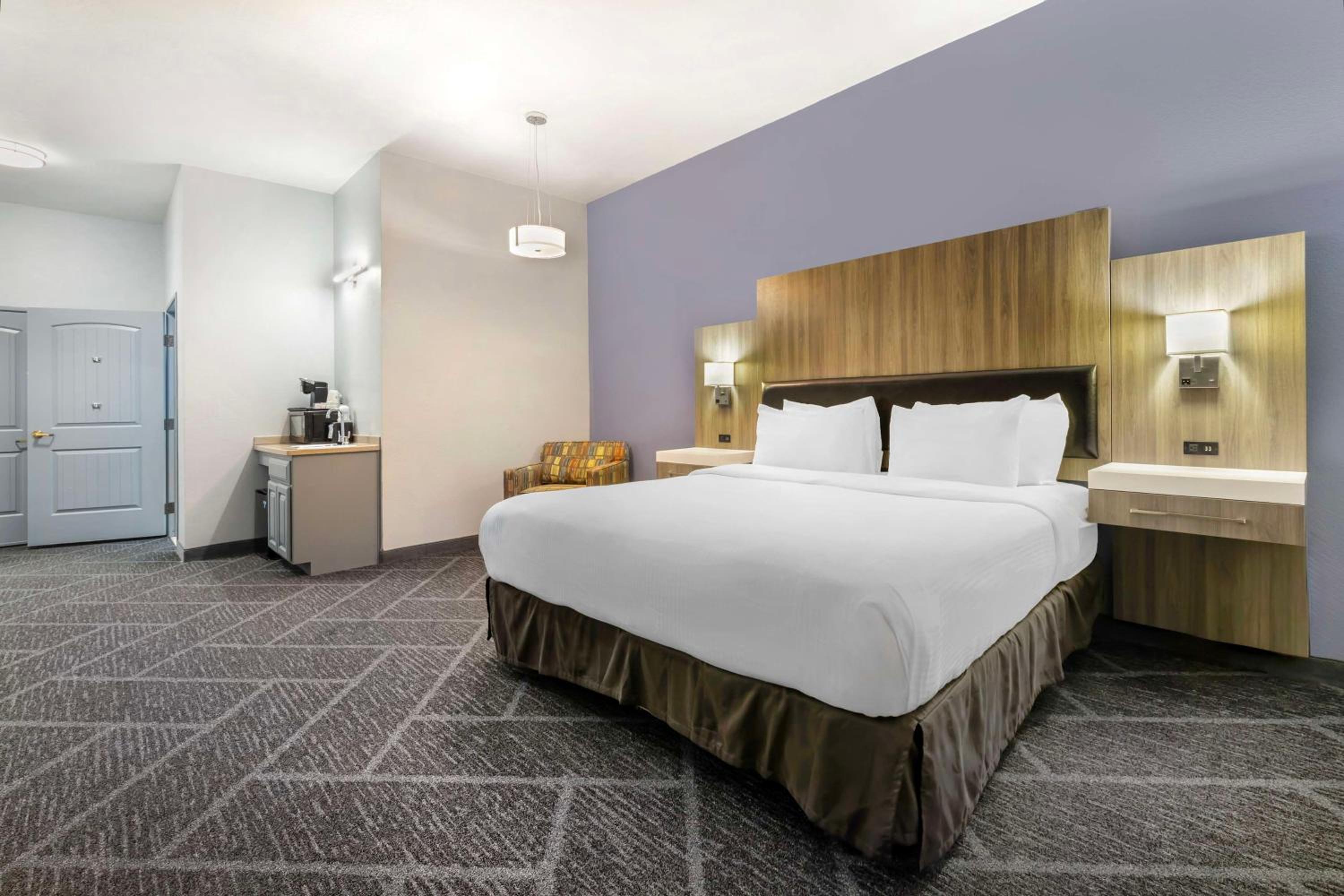King Suite With Mobility Accessible Roll-In Shower - Photo 1