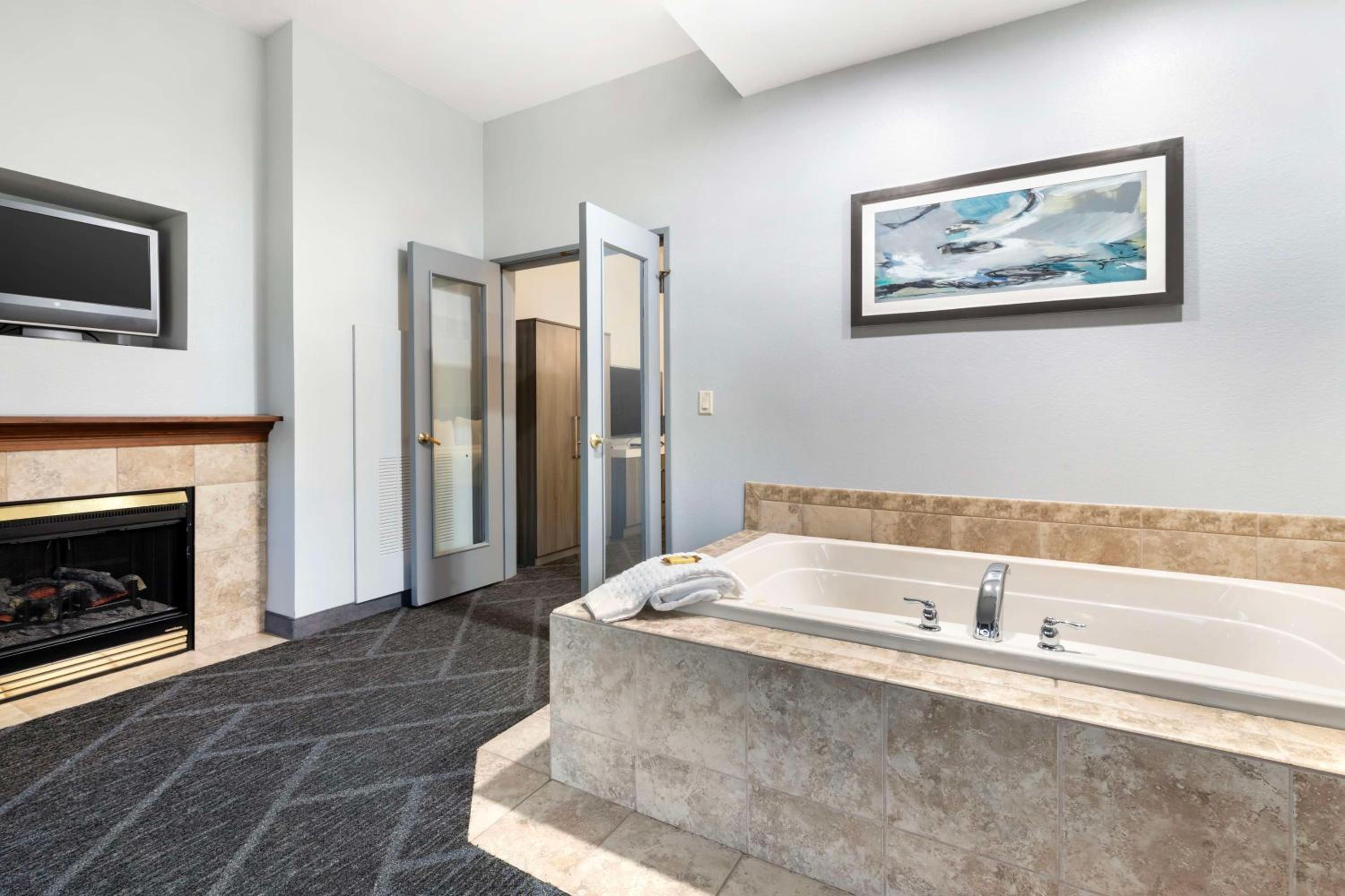 King Suite With Mobility Accessible Roll-In Shower - Photo 2