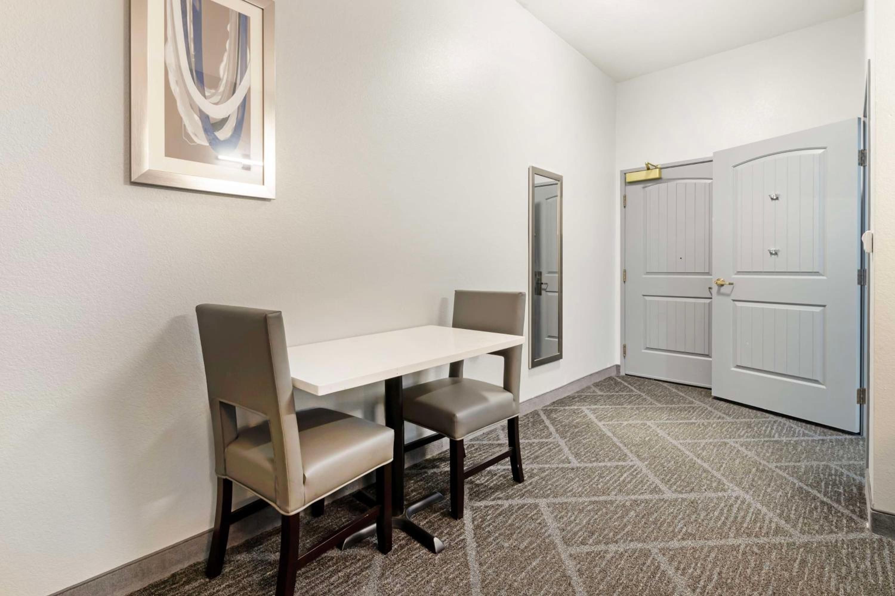 King Suite With Mobility Accessible Roll-In Shower - Photo 3