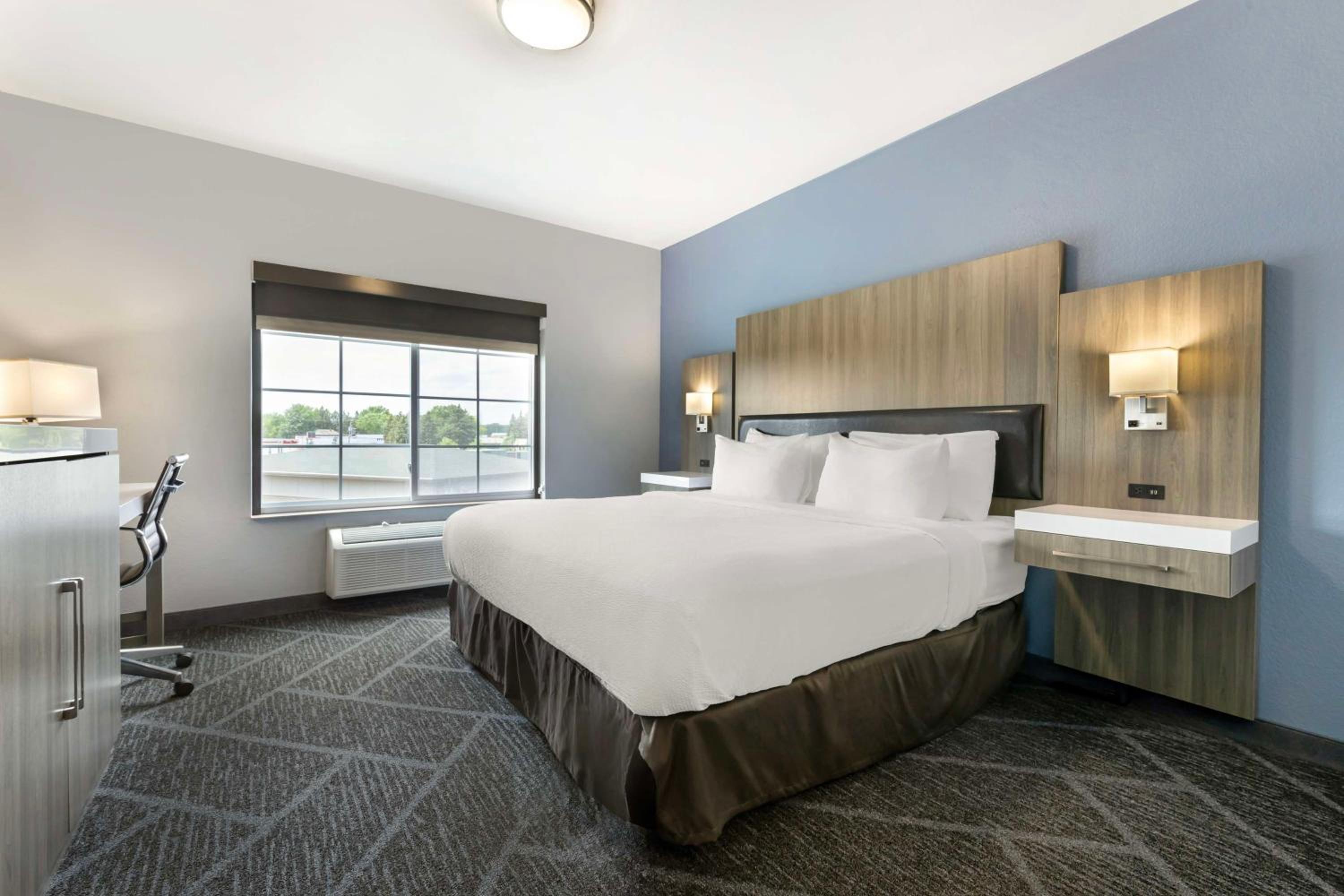 King Suite With Mobility Accessible Tub - Photo 4