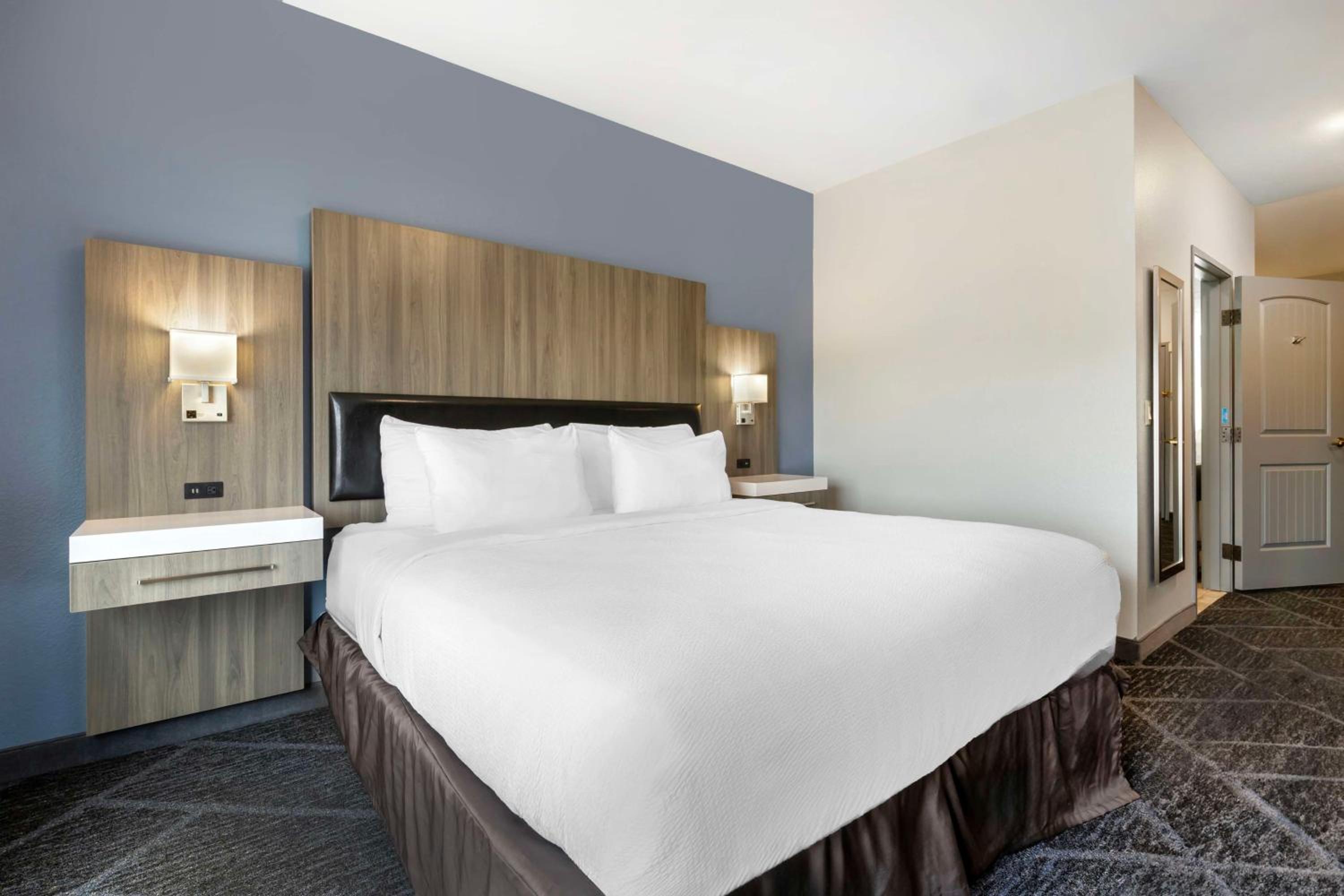 King Suite With Mobility Accessible Tub - Photo 3