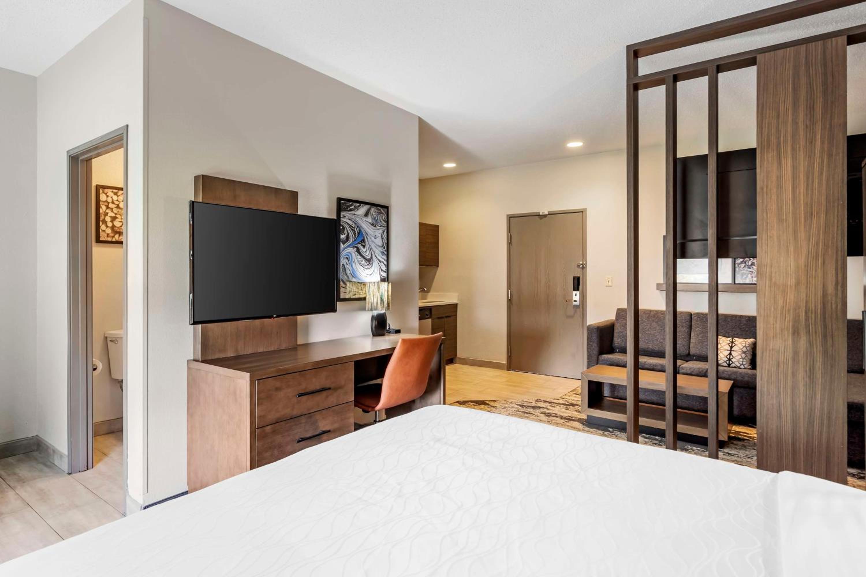 King Suite with Sofa Bed - Photo 6