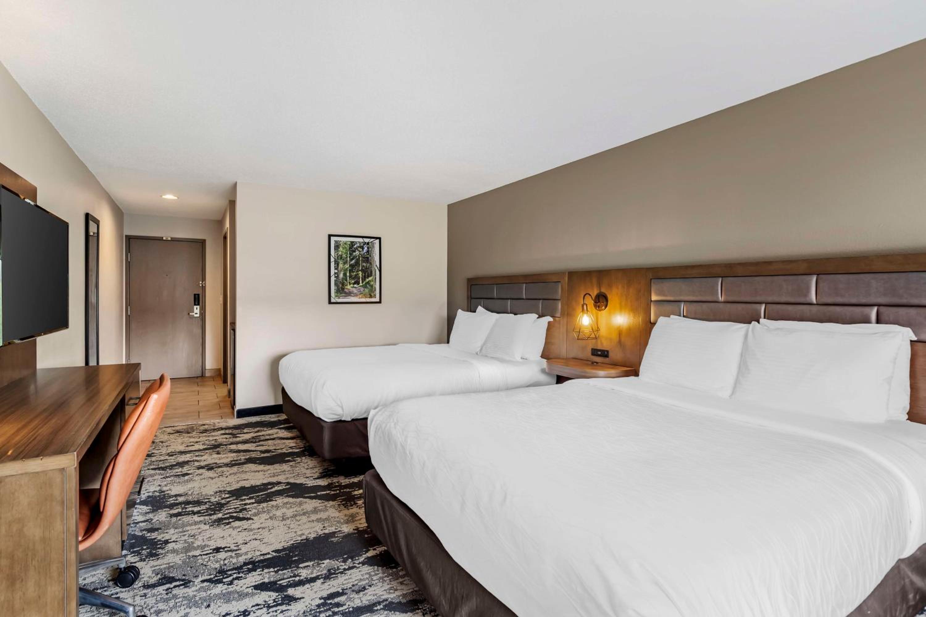 Queen Room with Two Queen Beds - Photo 4