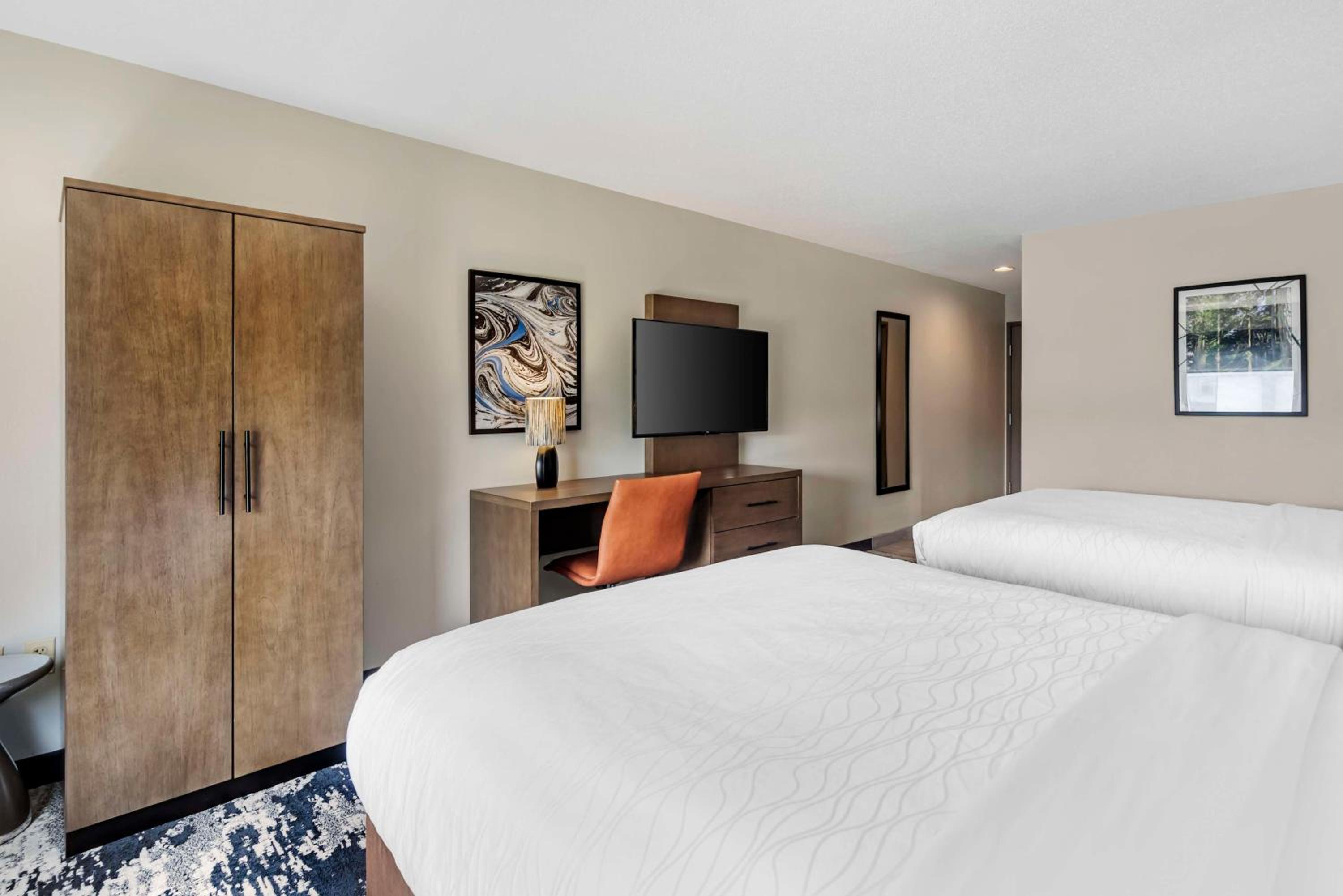 Queen Room with Two Queen Beds - Photo 3