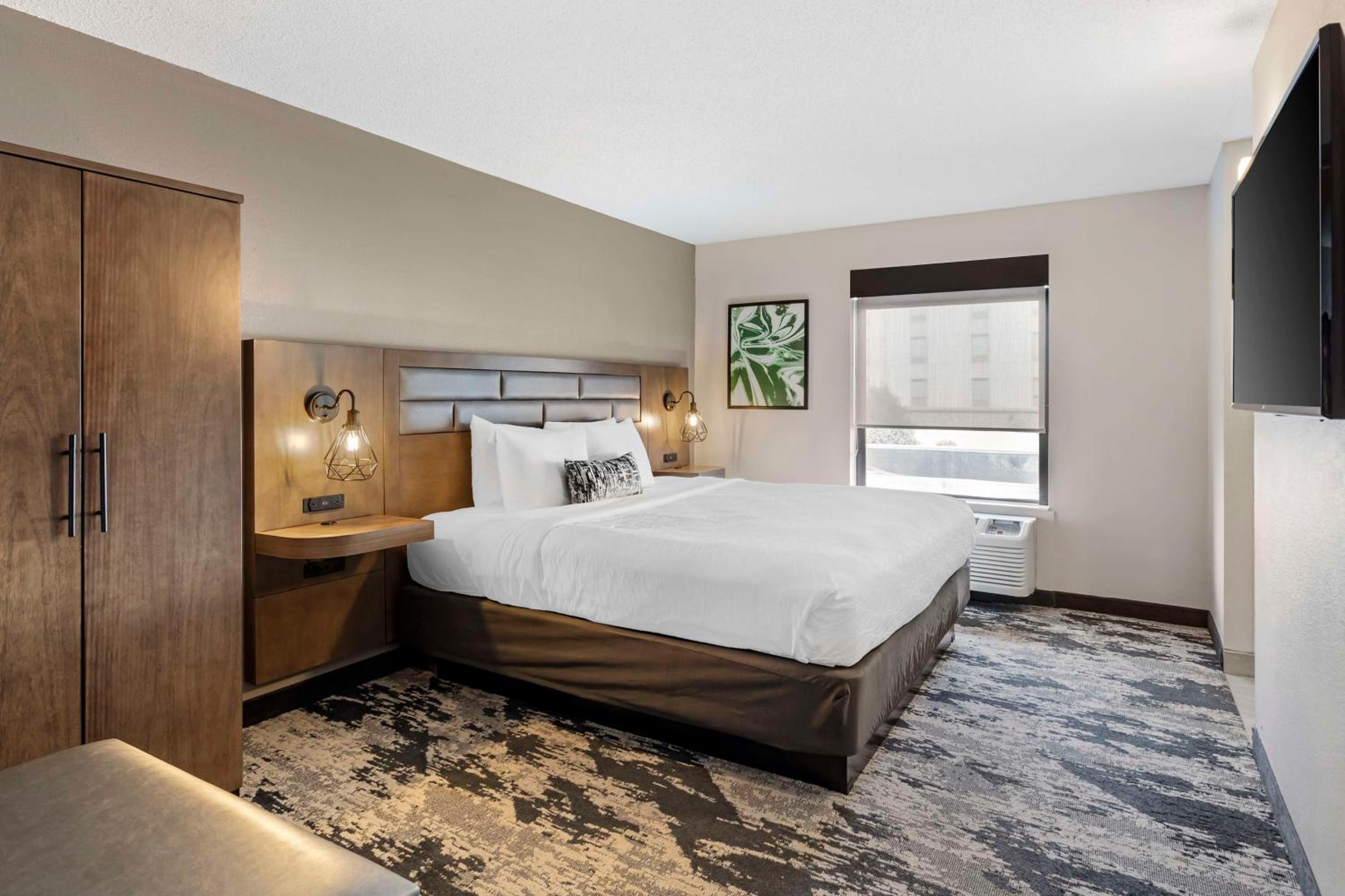 King Suite with Sofa Bed and Full Kitchen - Photo 1
