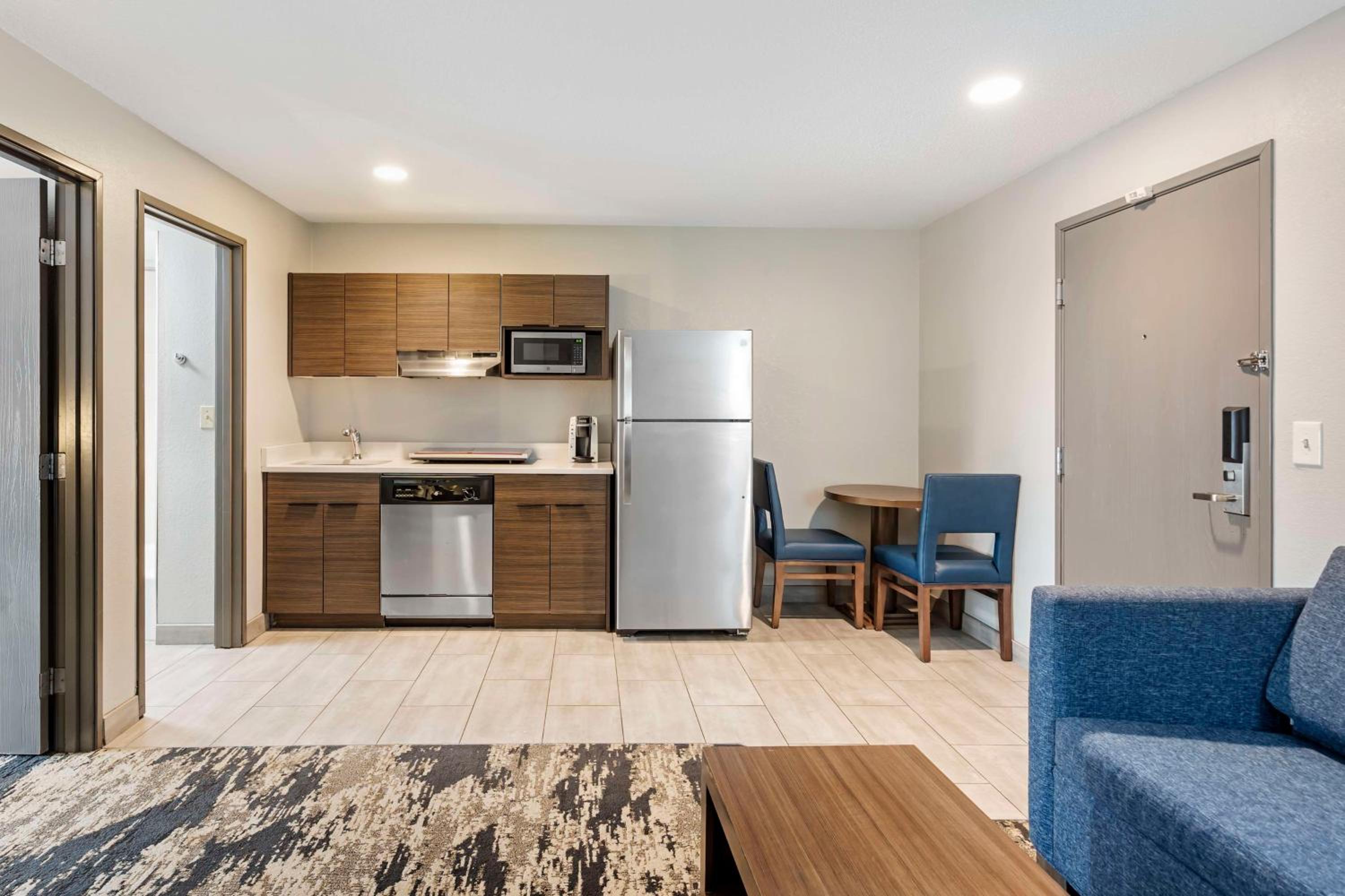 King Suite with Sofa Bed and Full Kitchen - Photo 2
