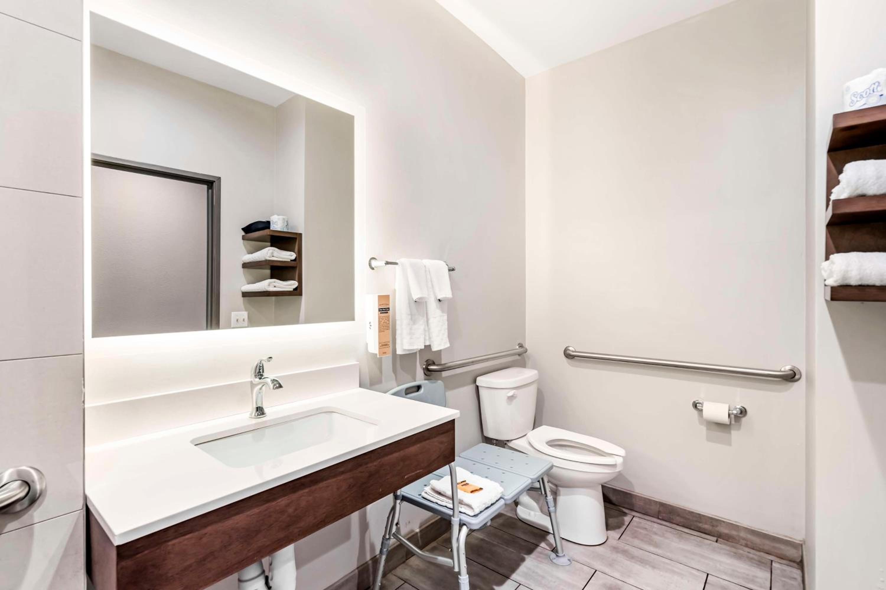 Queen Room with Two Queen Beds and Mobility Accessible Bathtub - Photo 2