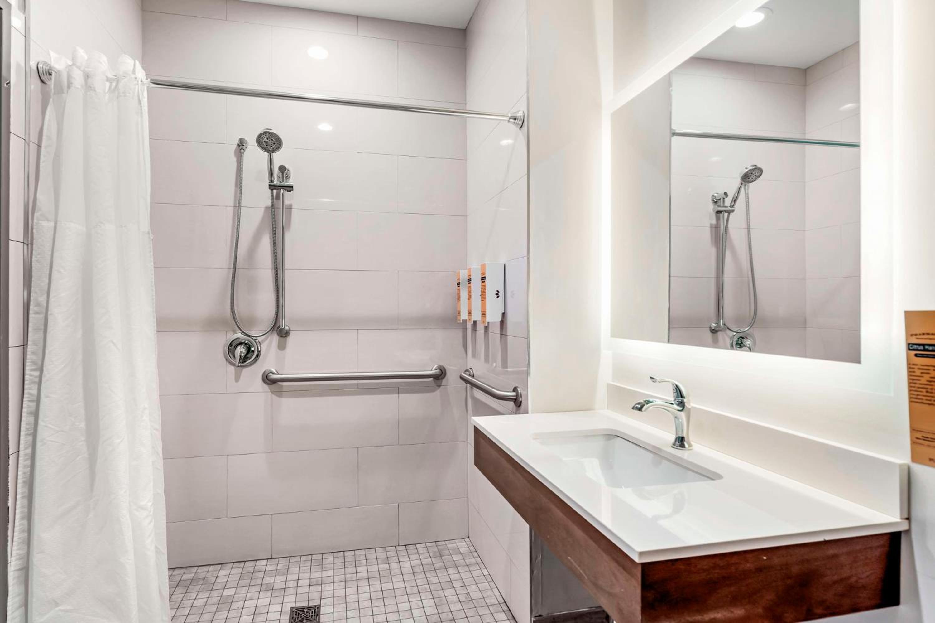 King Room with Walk-in Shower - Disability Access - Photo 2
